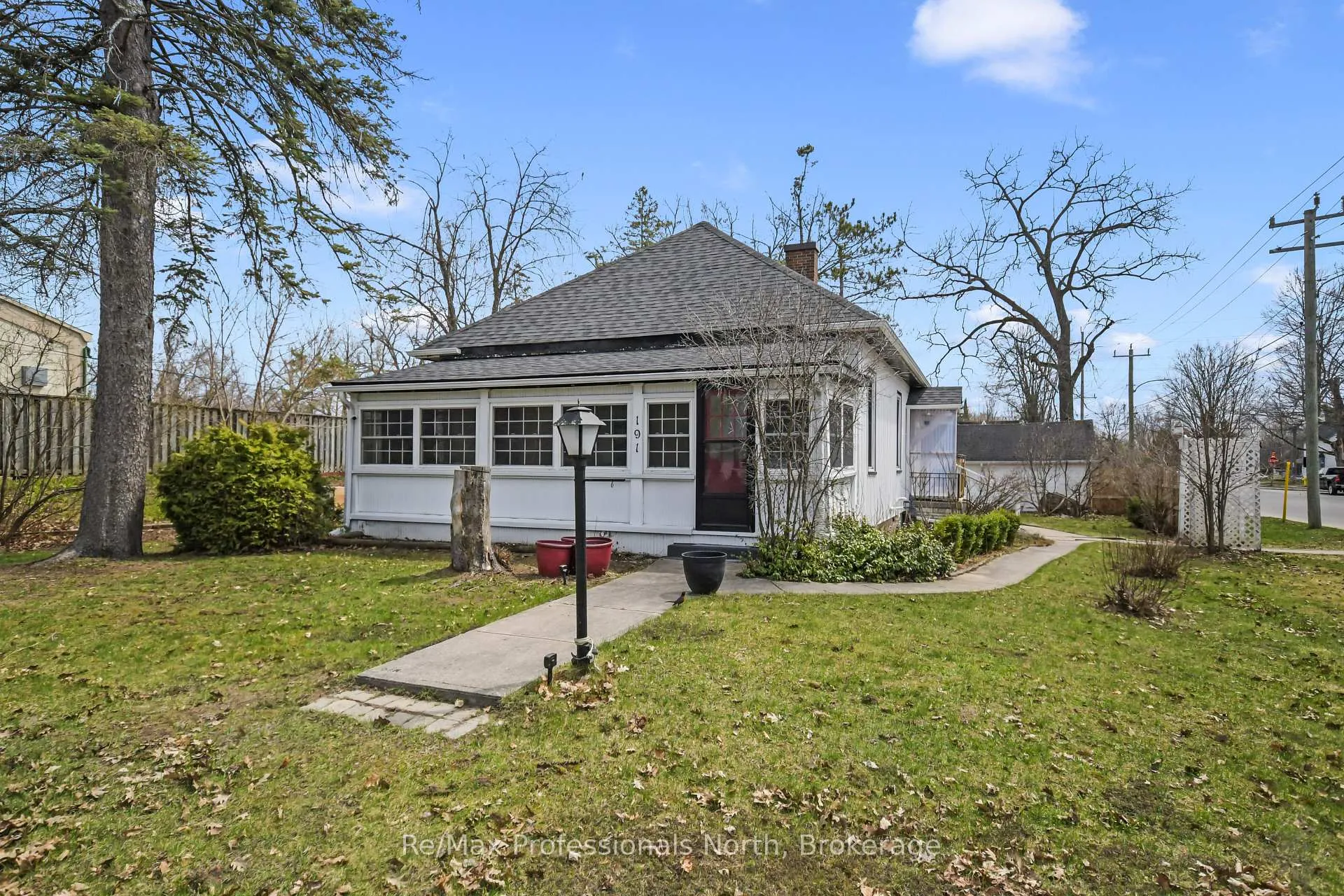 Front of 191 Phillip Street W