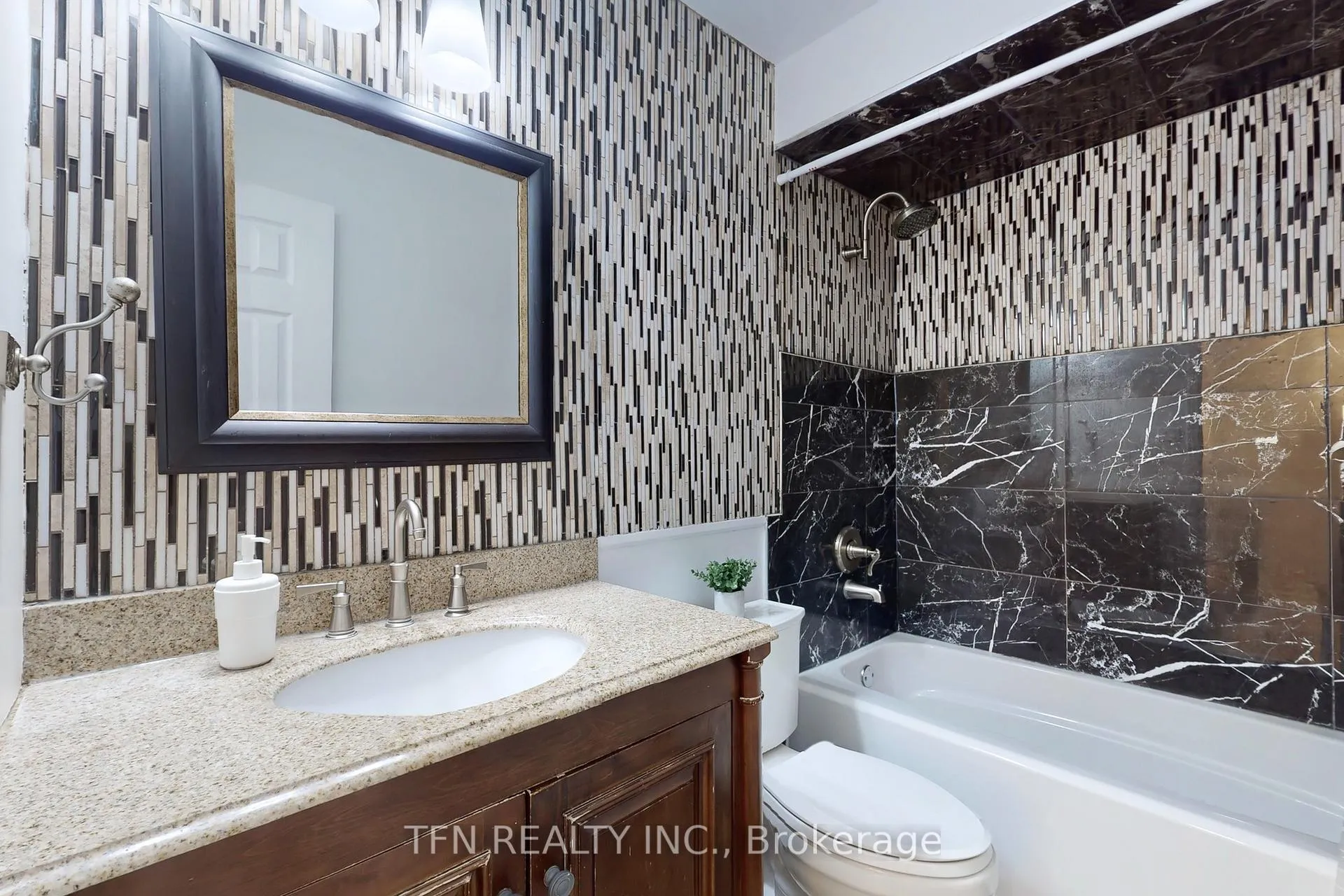 Photo 17 of 24 Lucerne Drive, Vaughan, Vellore Village — HOMEH