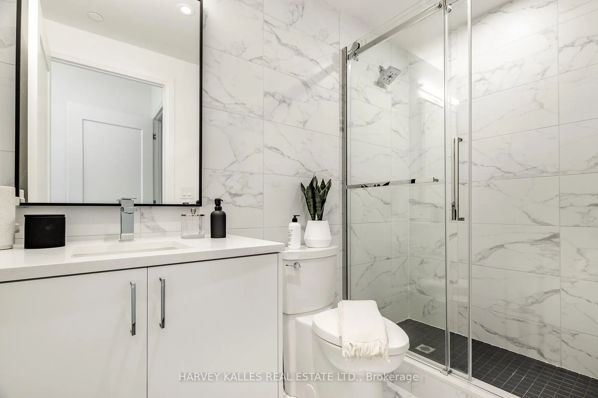 Photo 8 of Unit 402, 71 Redpath Avenue, Toronto, Mount Pleasant West — HOMEH