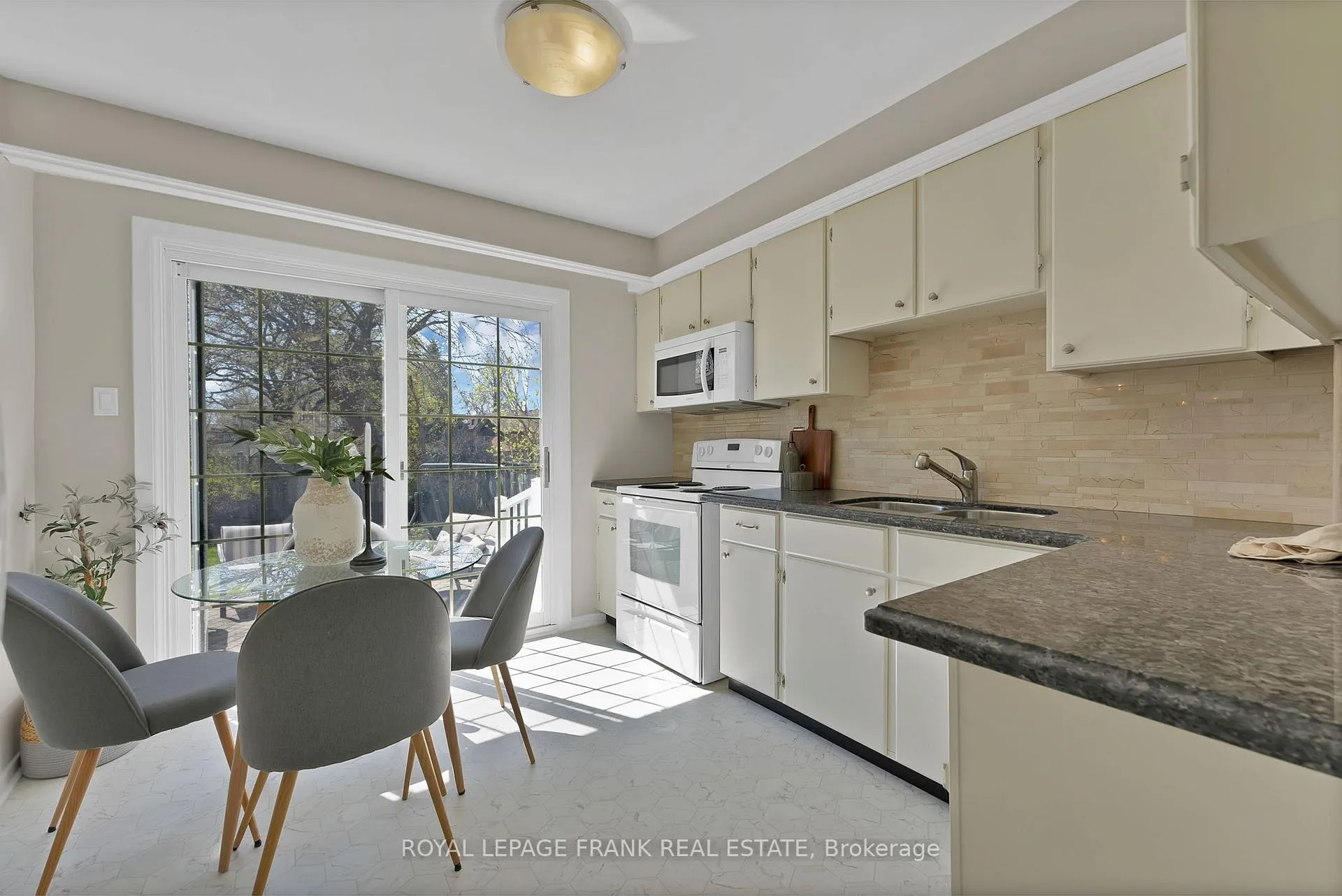 Photo 14 of 25 Michael Boulevard, Whitby, Lynde Creek — HOMEH