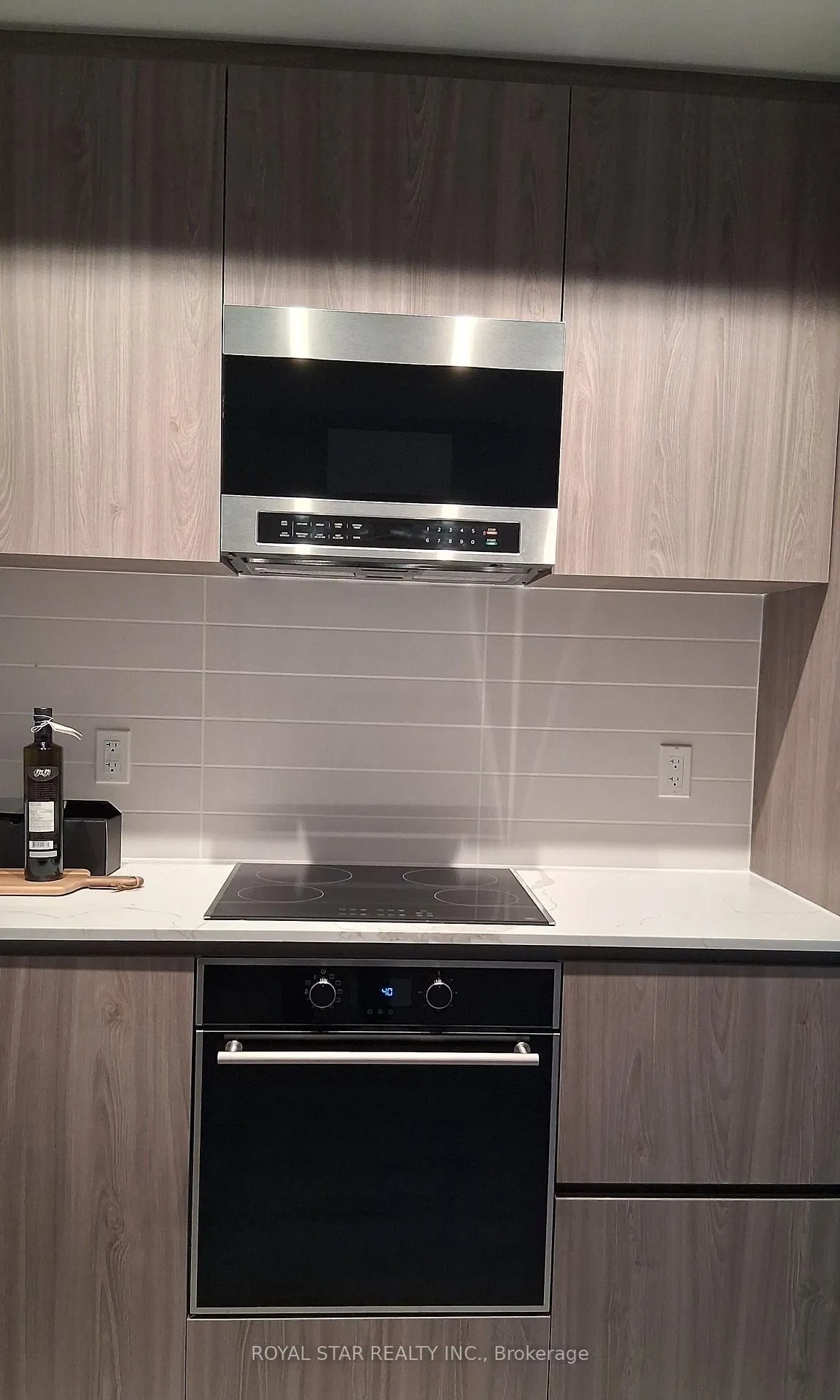 Photo 7 of Unit 712, 120 Broadway Avenue, Toronto, Mount Pleasant West — HOMEH