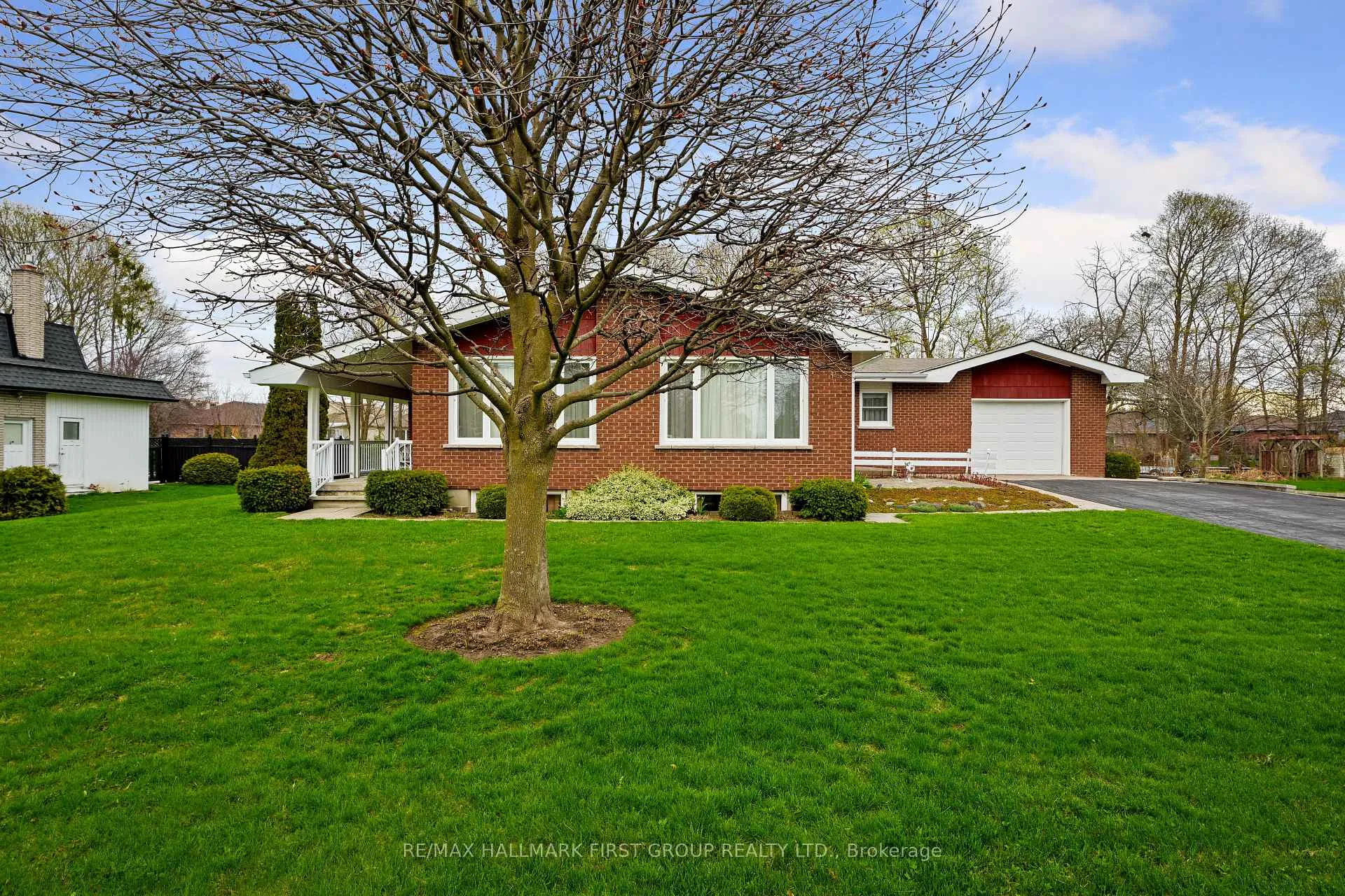 Photo 2 of 12 Maplewood Boulevard, Cobourg — HOMEH