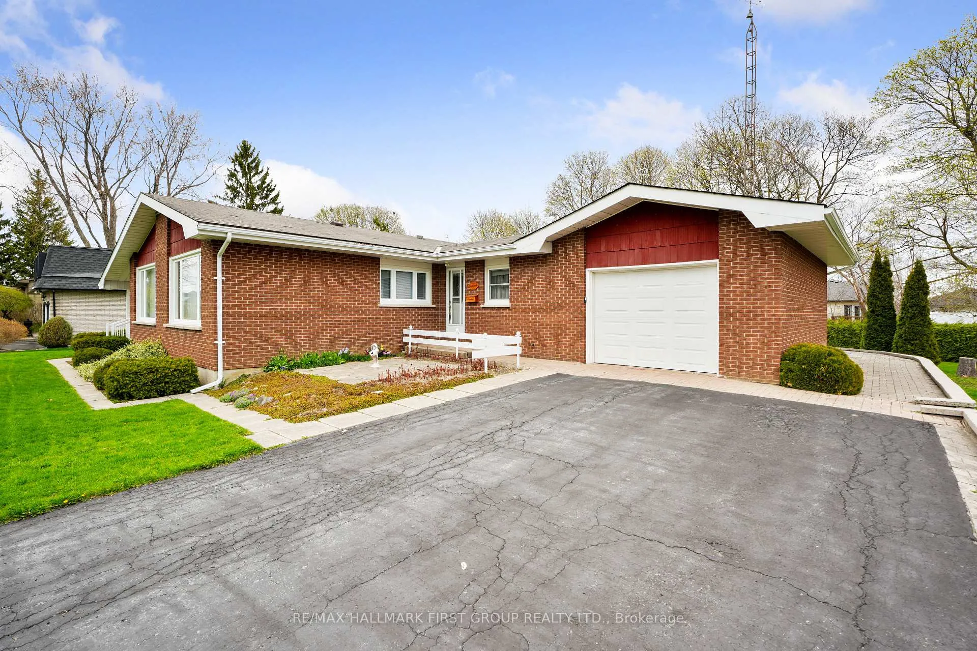 Photo 3 of 12 Maplewood Boulevard, Cobourg — HOMEH