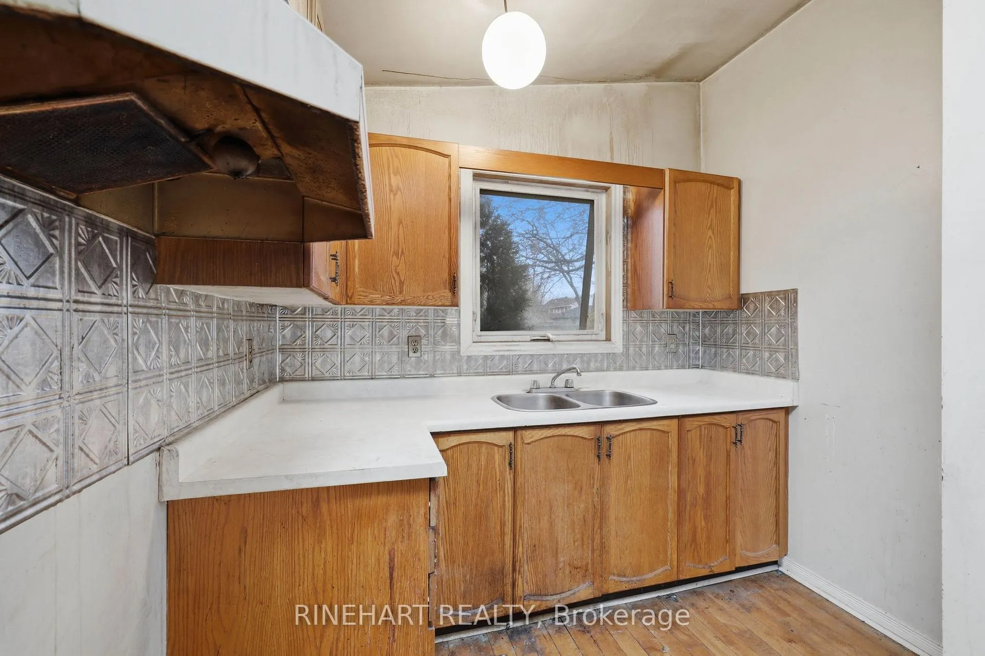 Photo 11 of 1003 Lawson Road, London, North I — HOMEH