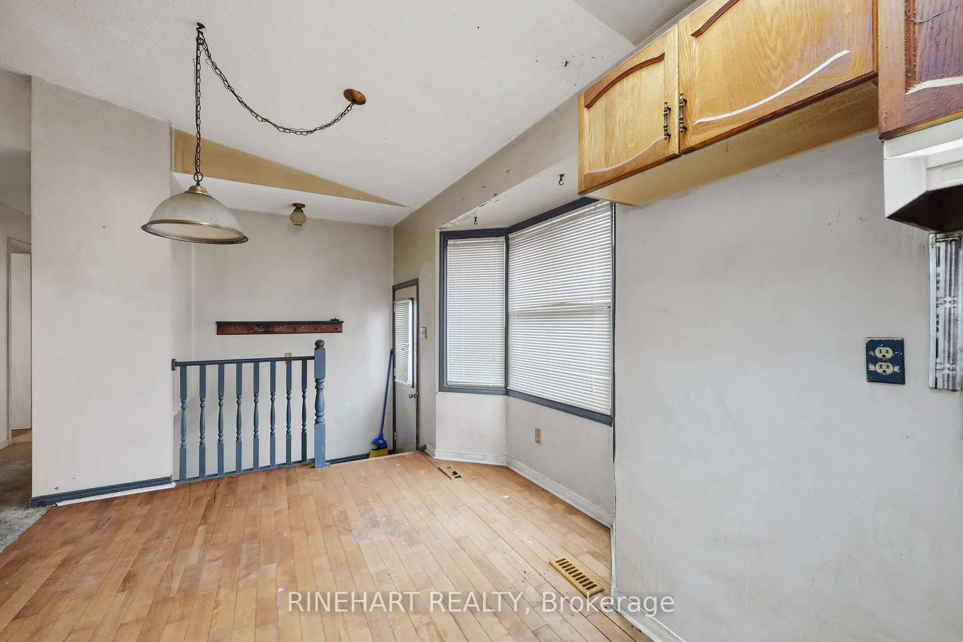 Photo 12 of 1003 Lawson Road, London, North I — HOMEH