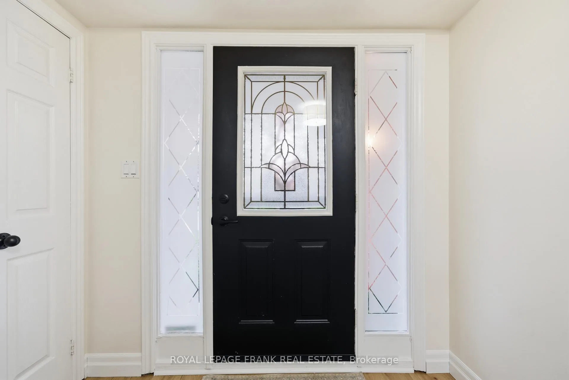 Photo 5 of 9 Brownstone Crescent, Clarington, Courtice — HOMEH