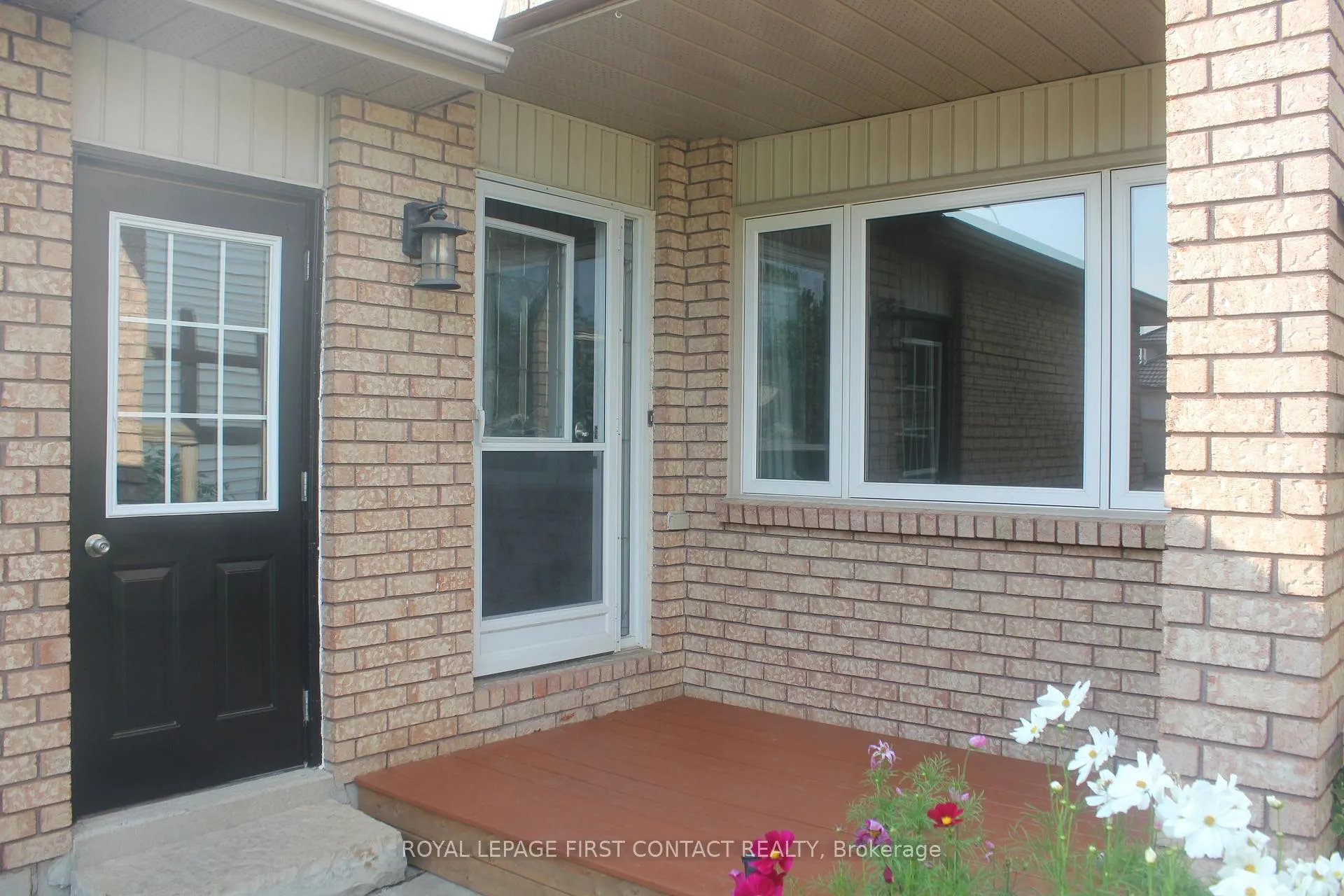 Photo 2 of 16 Rosenfeld Drive, Barrie, Grove East — HOMEH