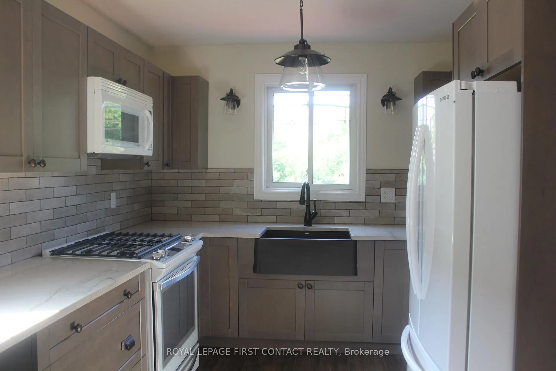 Photo 4 of 16 Rosenfeld Drive, Barrie, Grove East — HOMEH