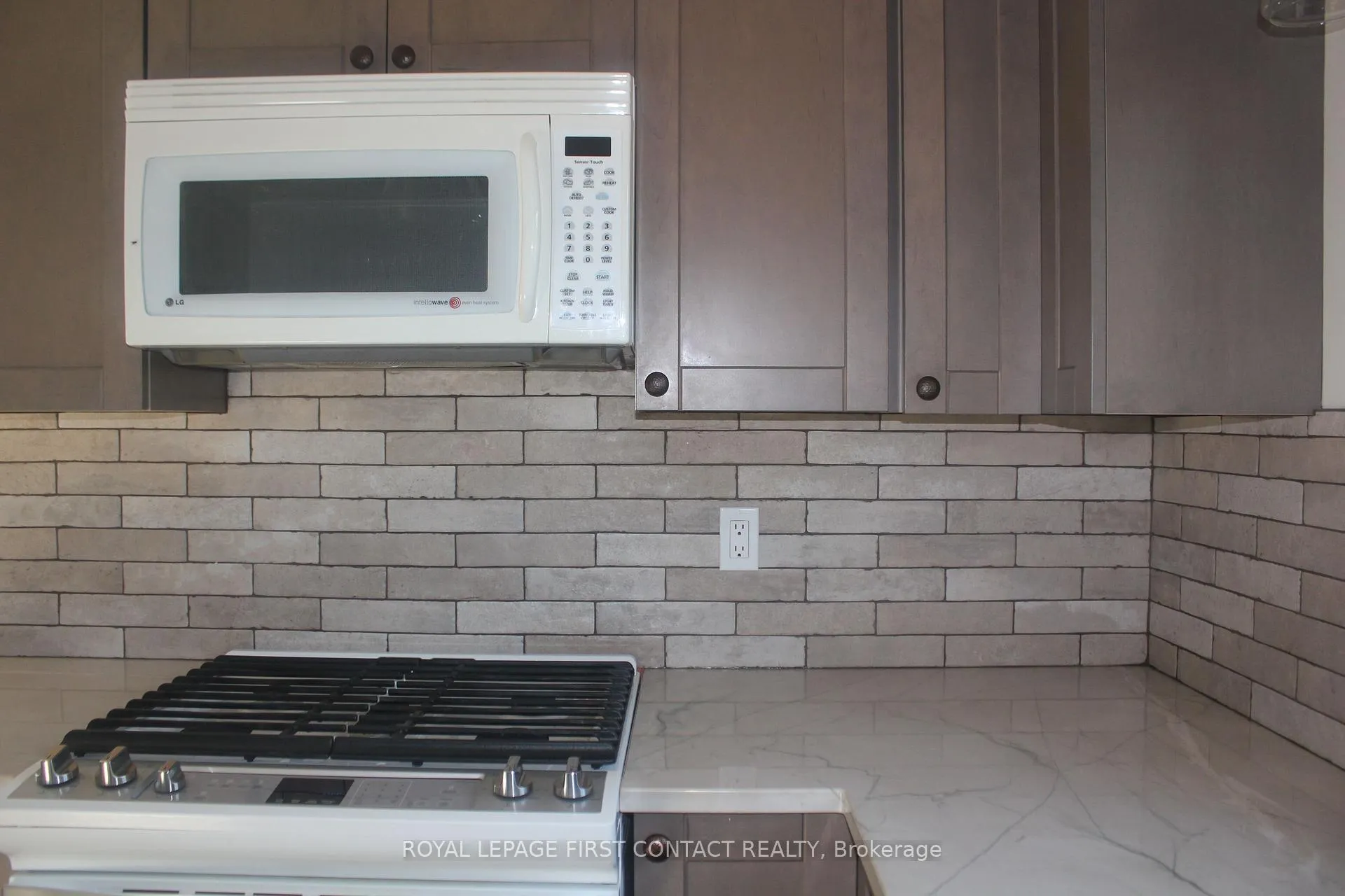 Photo 7 of 16 Rosenfeld Drive, Barrie, Grove East — HOMEH