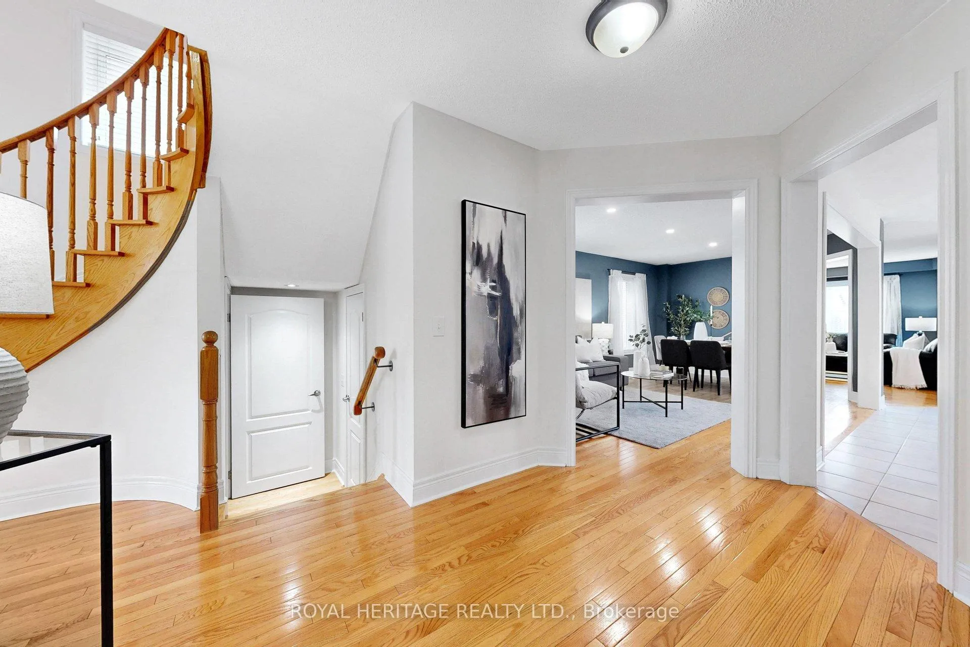 Photo 4 of 32 Bathgate Crescent, Clarington, Courtice — HOMEH