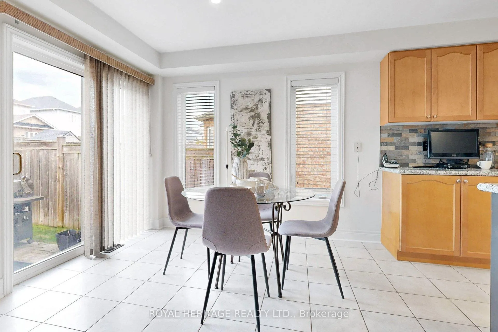 Photo 13 of 32 Bathgate Crescent, Clarington, Courtice — HOMEH