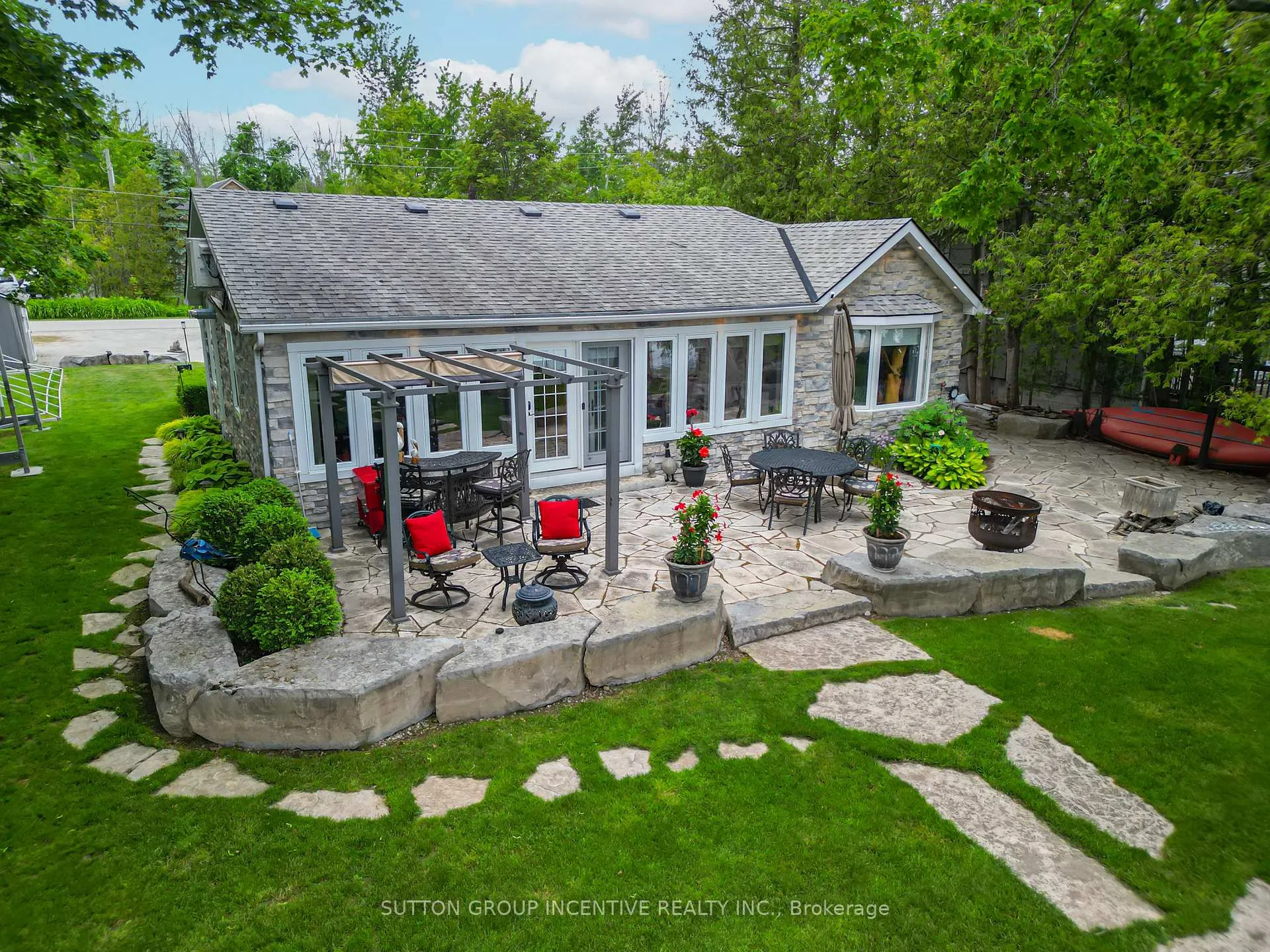 Photo 2 of 131 Minnetonka Road, Innisfil, Rural Innisfil — HOMEH