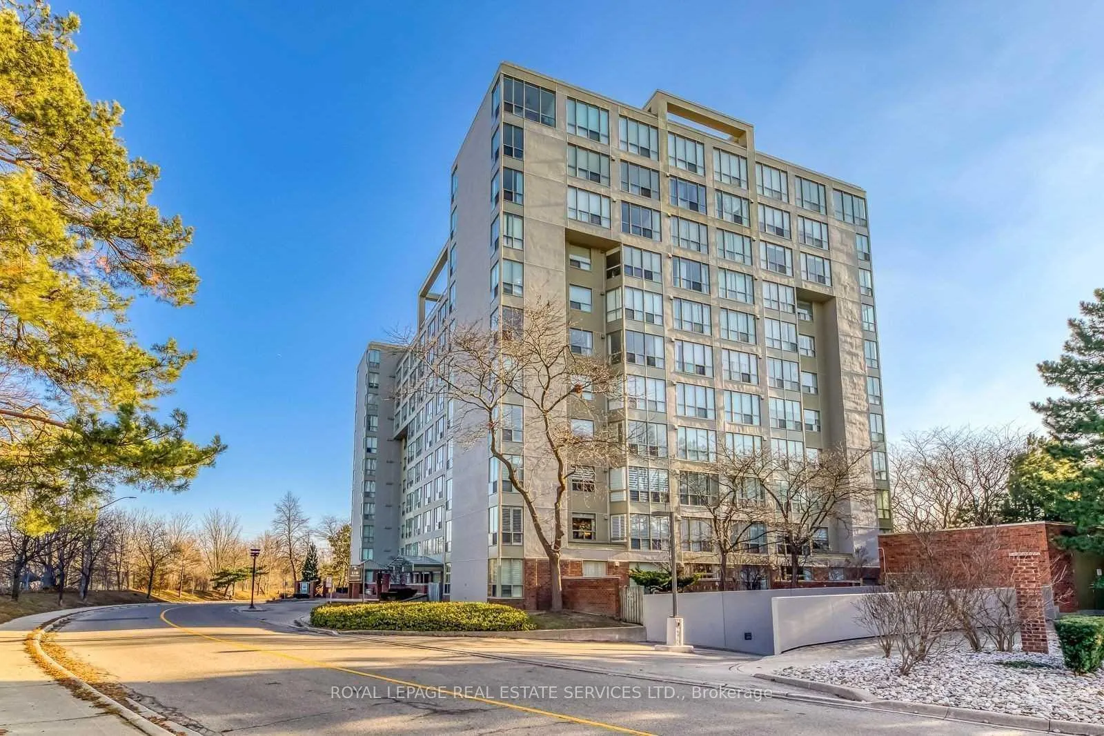 Photo 3 of Unit 709, 1110 Walden Circle, Mississauga, Clarkson — HOMEH