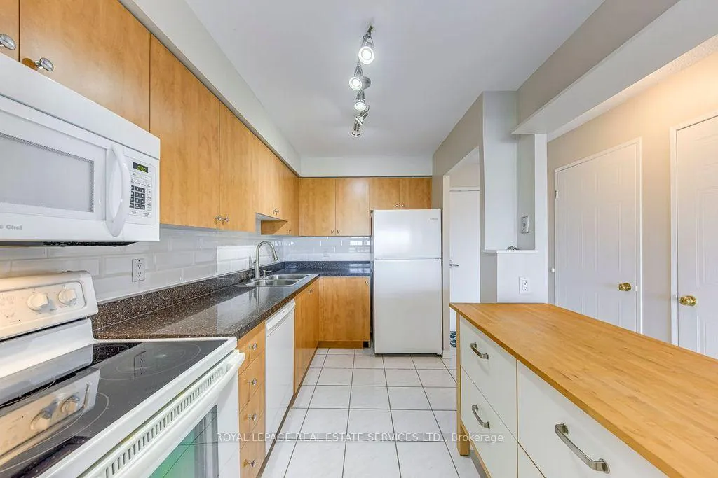 Photo 9 of Unit 709, 1110 Walden Circle, Mississauga, Clarkson — HOMEH