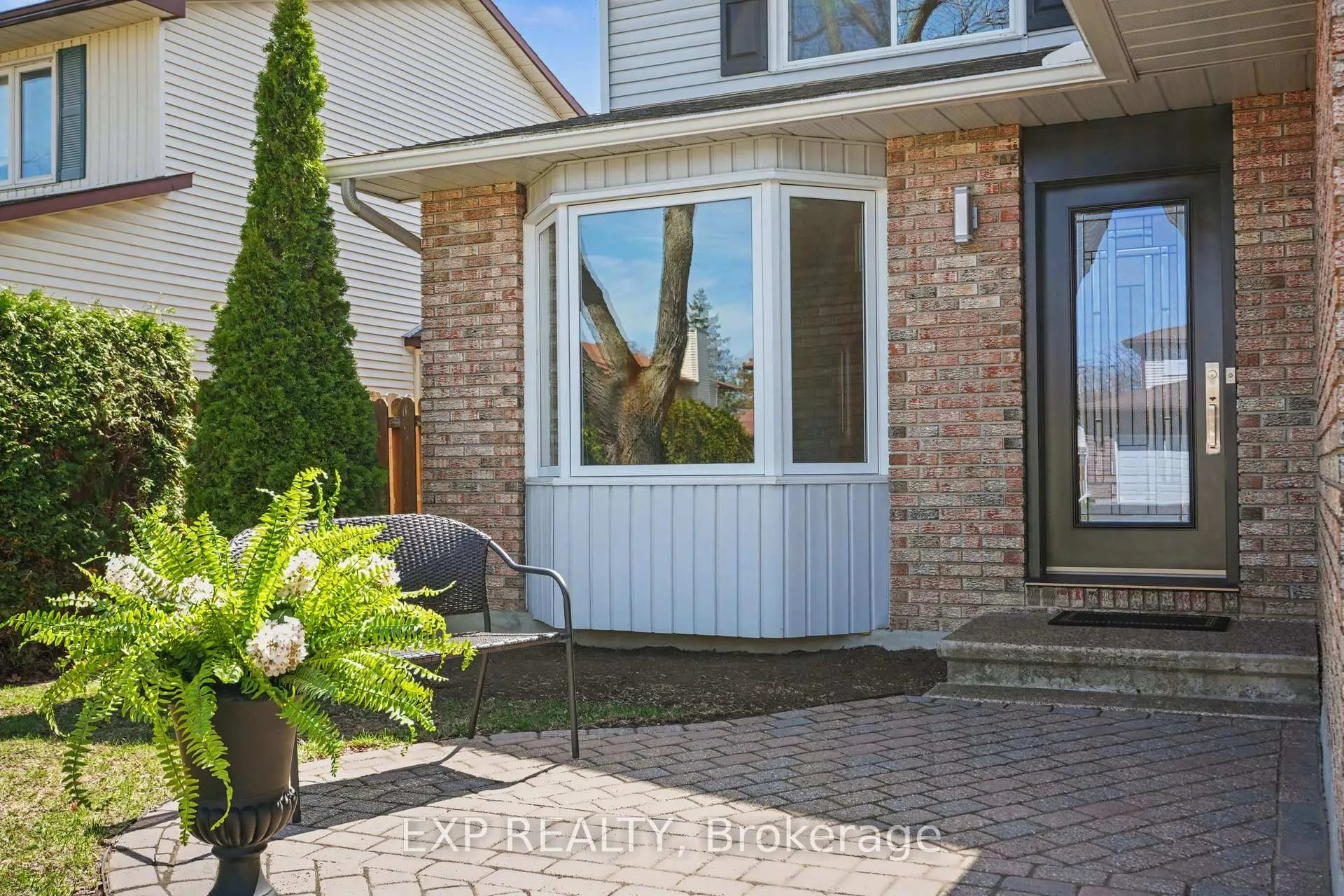 Photo 3 of 865 Acadian Gardens, Ottawa, Convent Glen — HOMEH