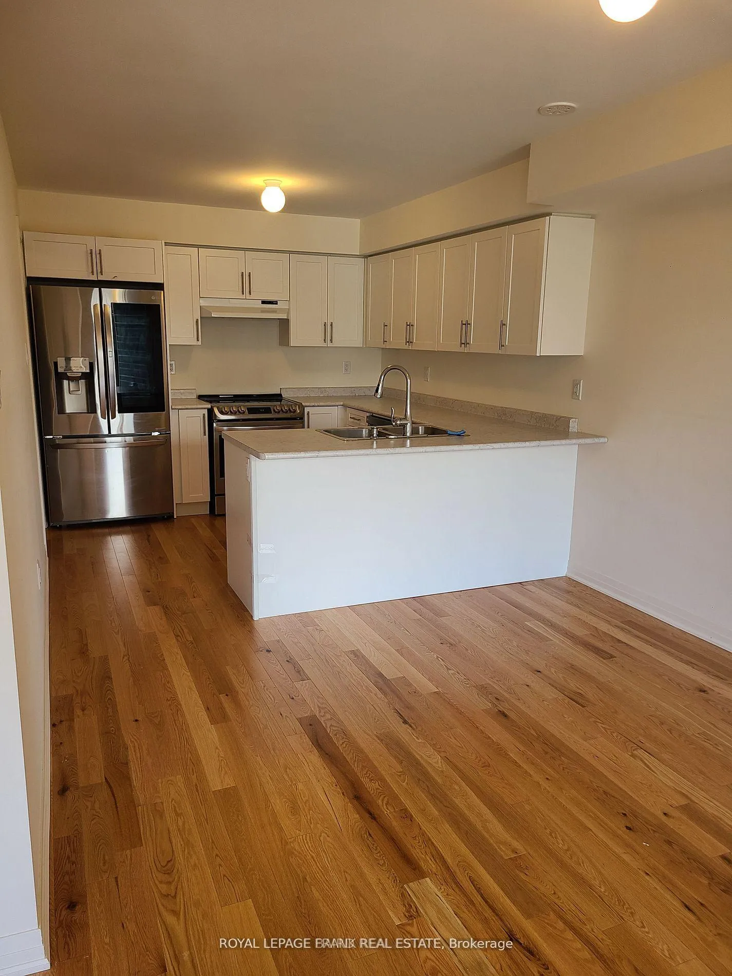Photo 3 of 126 King William Way, Clarington, Bowmanville — HOMEH