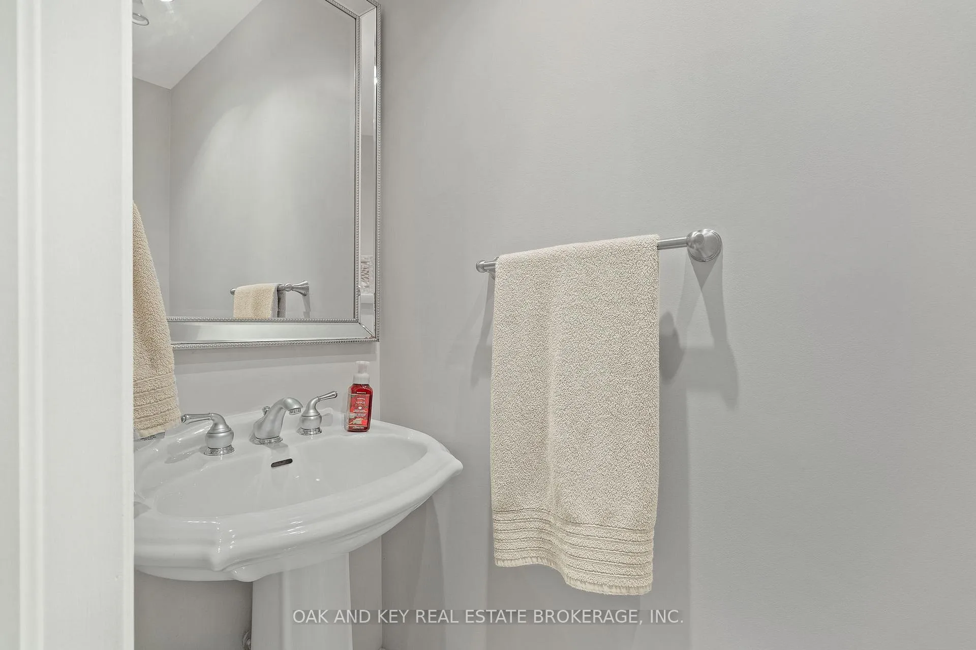Photo 17 of 143 Golfview Road, London, South Q — HOMEH
