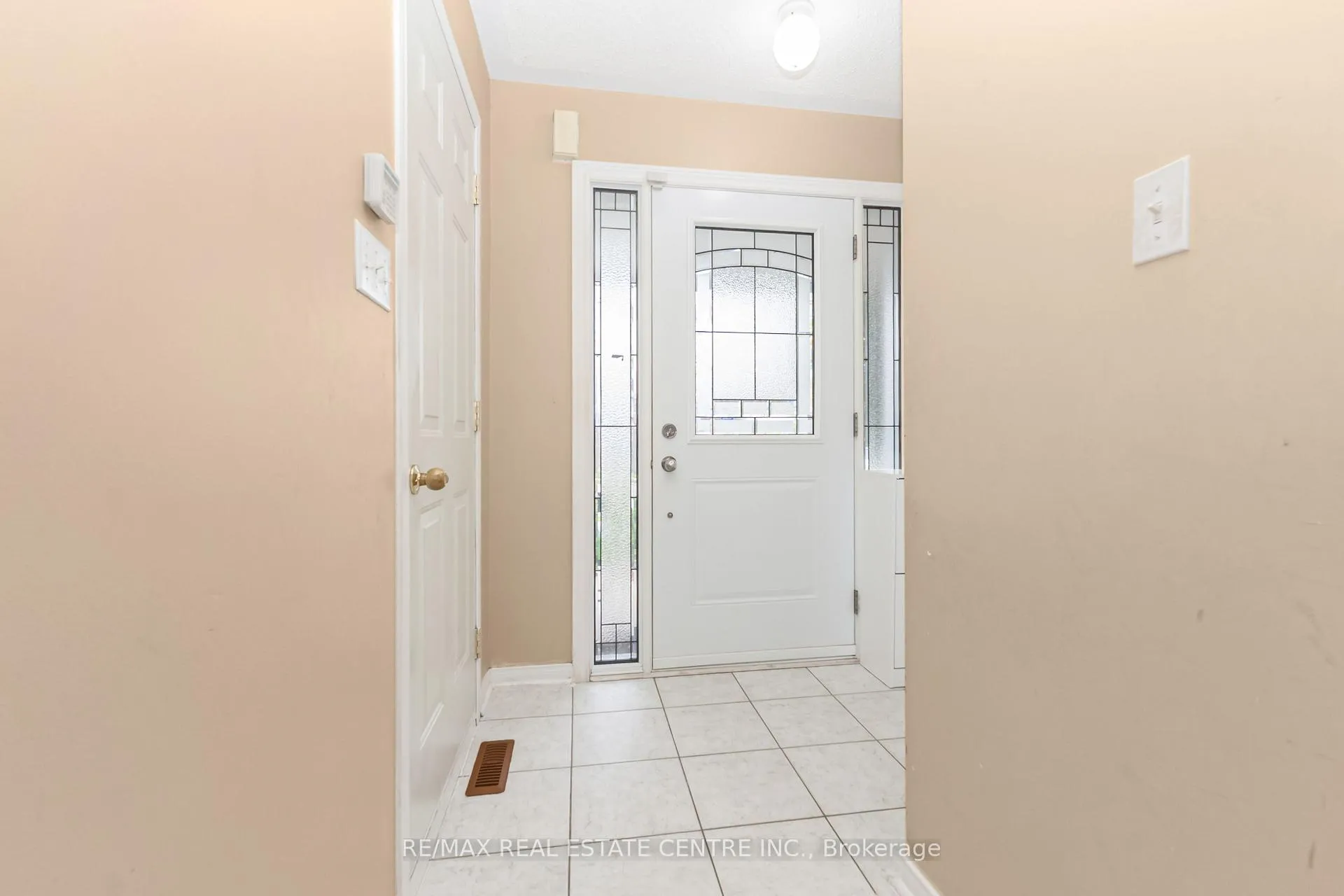 Photo 7 of 270 Edenbrook Hill Drive, Brampton, Fletcher's Meadow — HOMEH