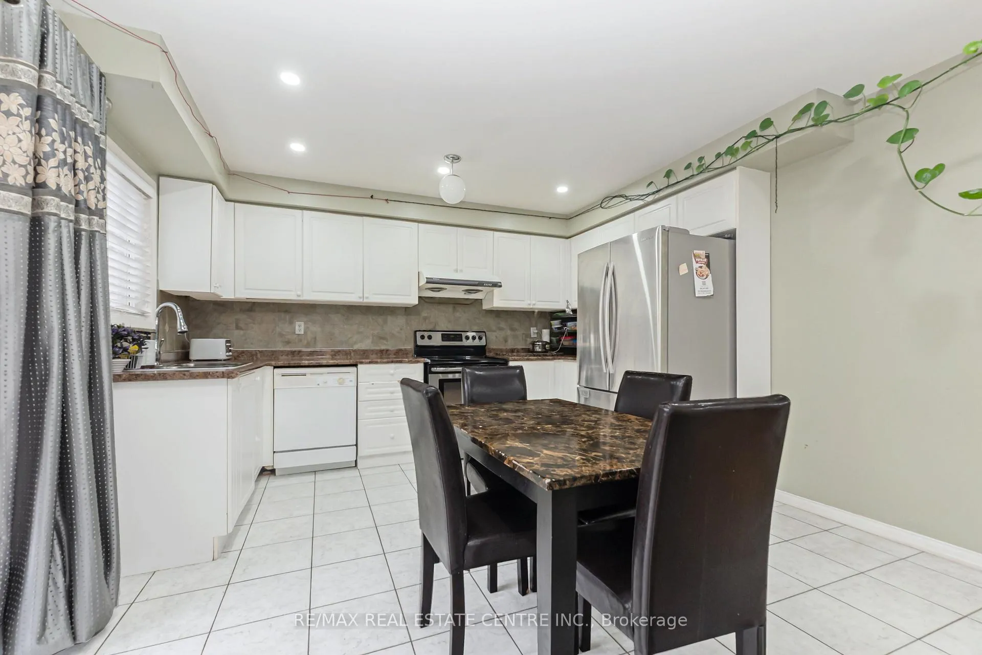 Photo 17 of 270 Edenbrook Hill Drive, Brampton, Fletcher's Meadow — HOMEH