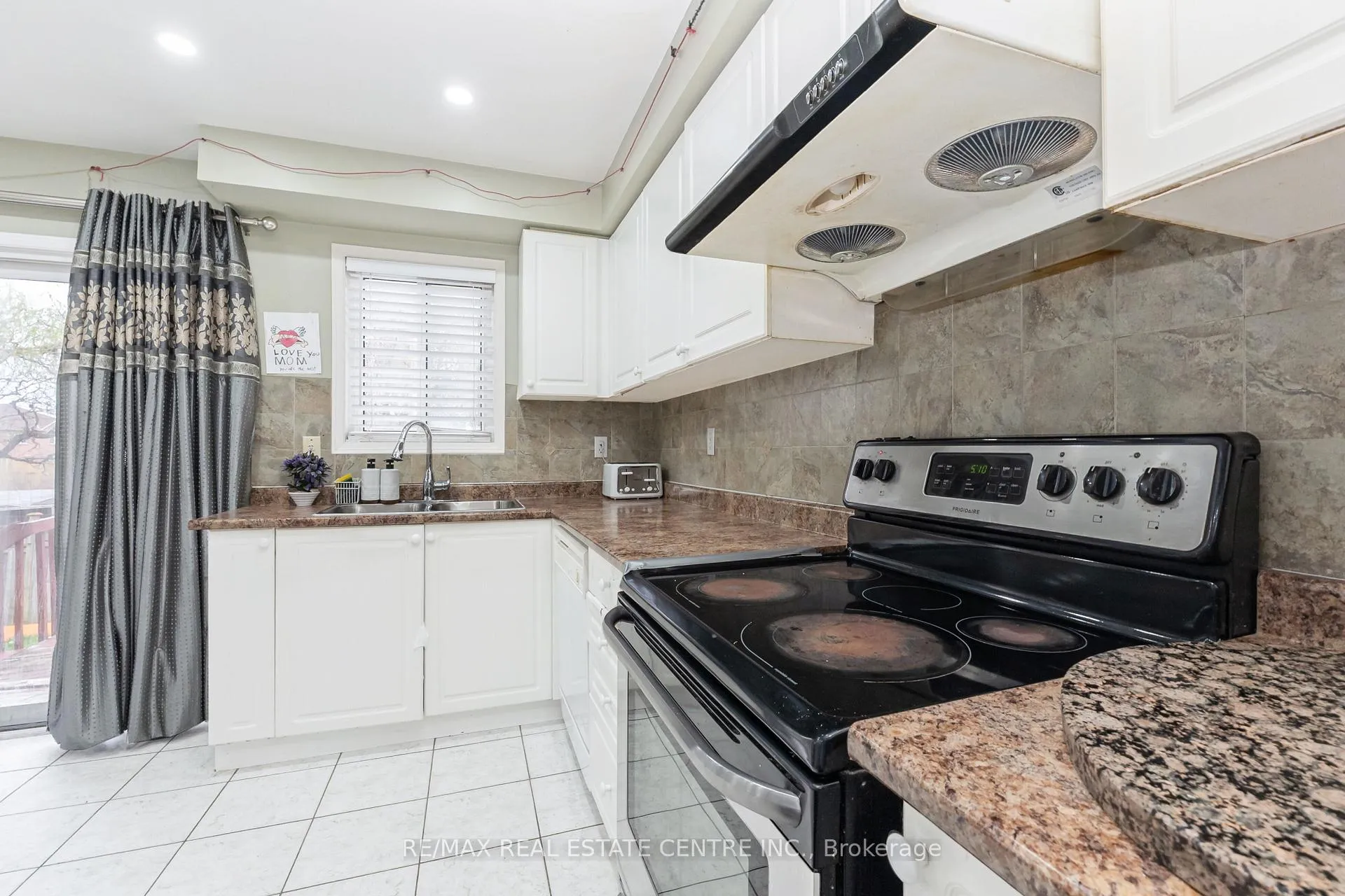 Photo 22 of 270 Edenbrook Hill Drive, Brampton, Fletcher's Meadow — HOMEH