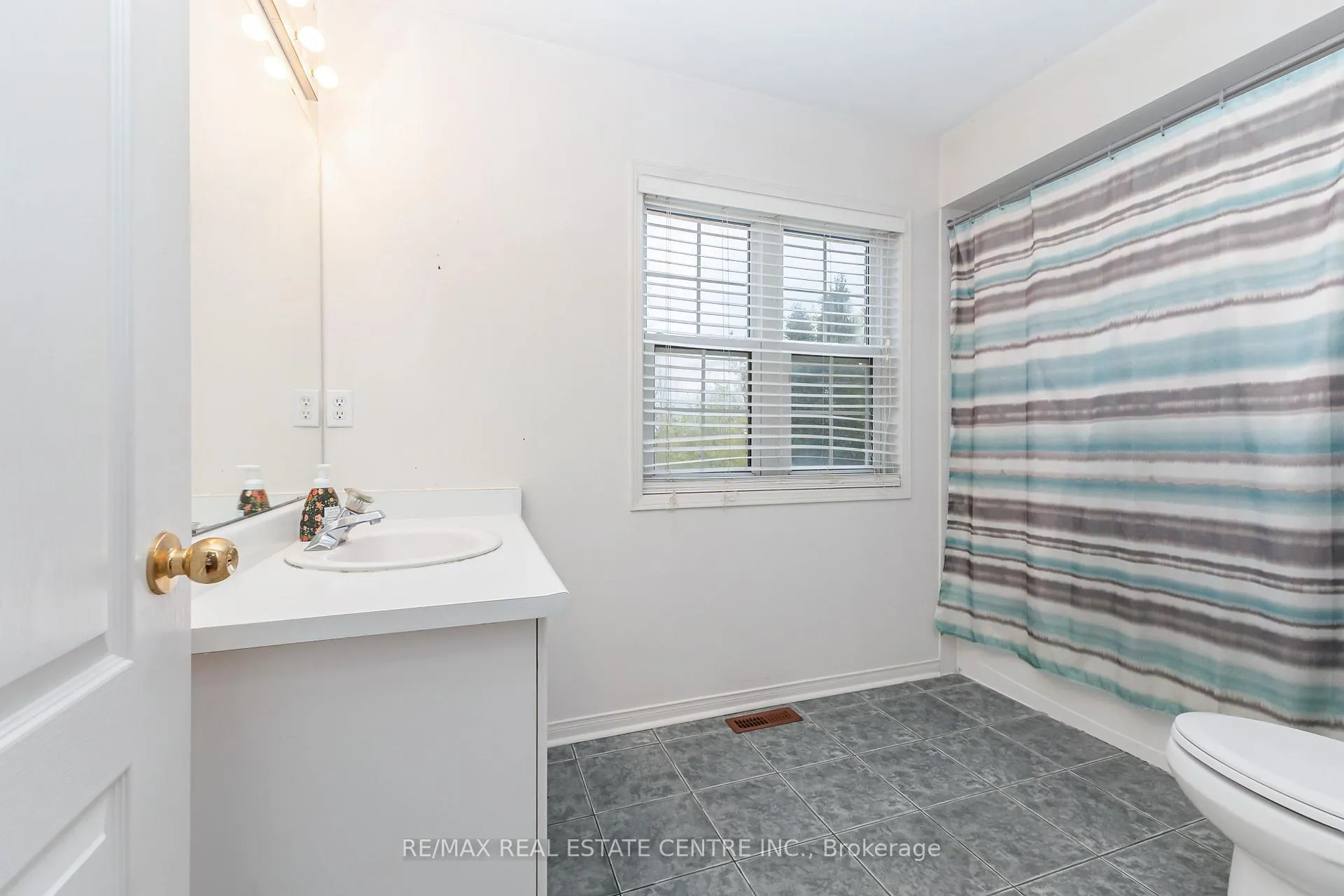 Photo 31 of 270 Edenbrook Hill Drive, Brampton, Fletcher's Meadow — HOMEH