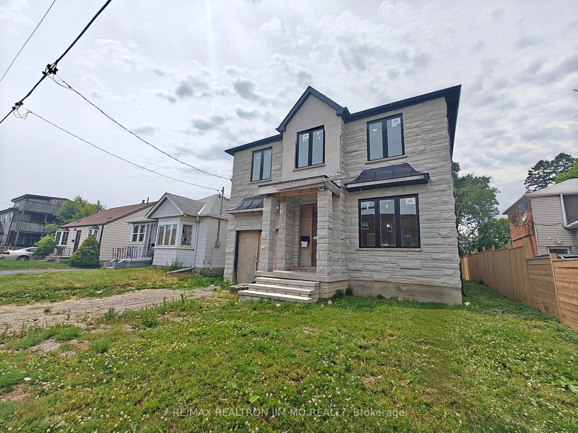 Photo 2 of 6 Cotton Avenue, Scarborough, Clairlea-Birchmount — HOMEH