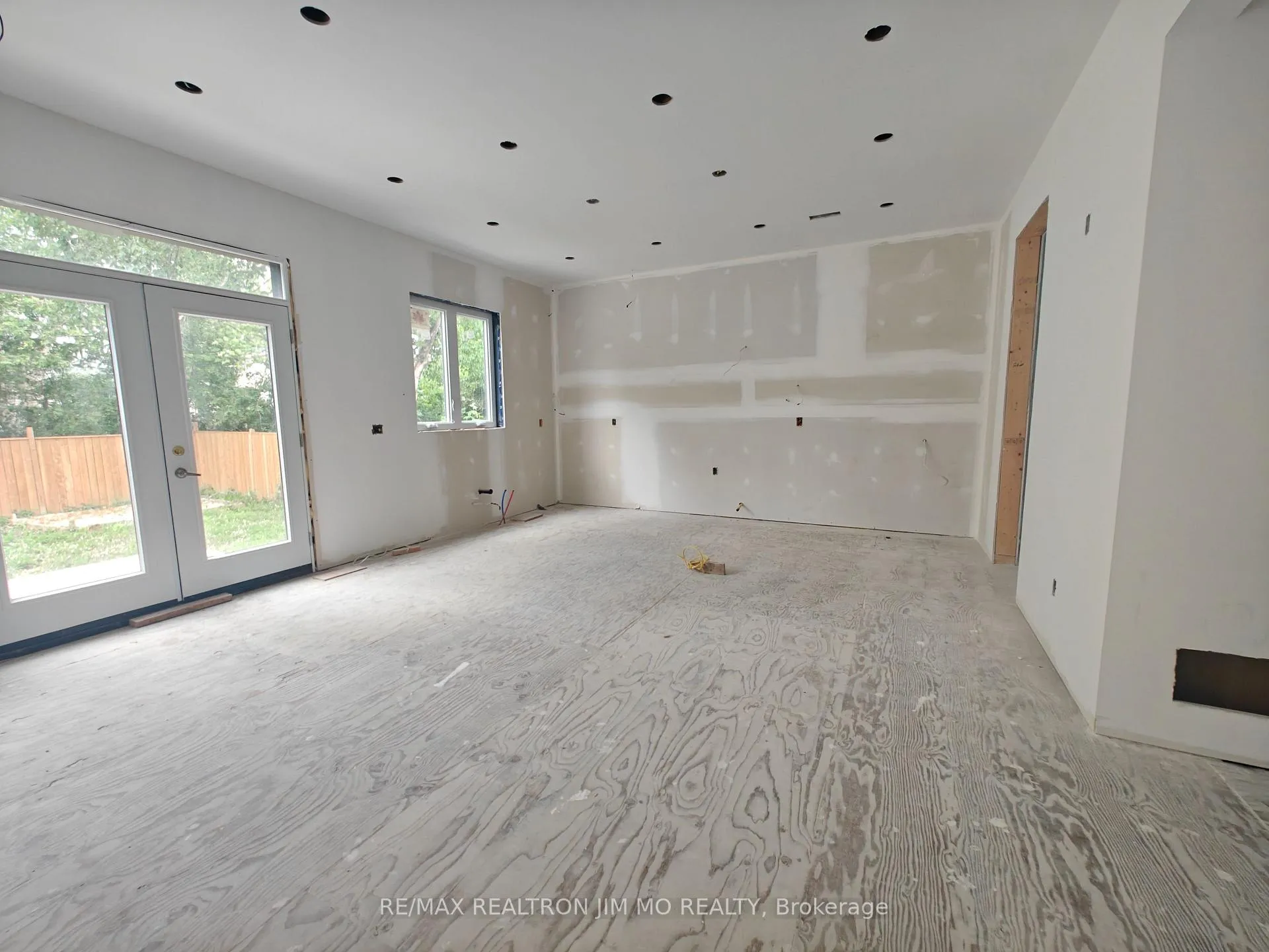 Photo 4 of 6 Cotton Avenue, Scarborough, Clairlea-Birchmount — HOMEH