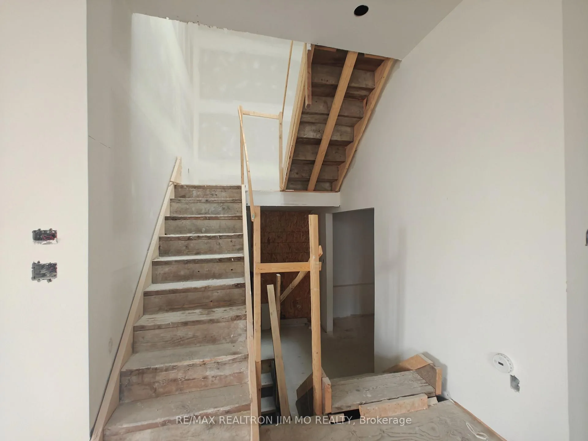 Photo 5 of 6 Cotton Avenue, Scarborough, Clairlea-Birchmount — HOMEH