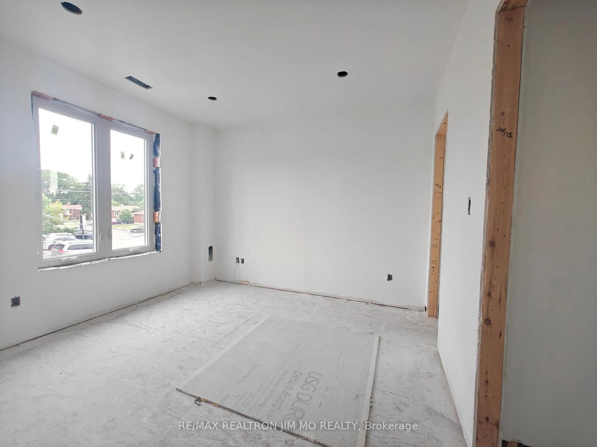 Photo 9 of 6 Cotton Avenue, Scarborough, Clairlea-Birchmount — HOMEH