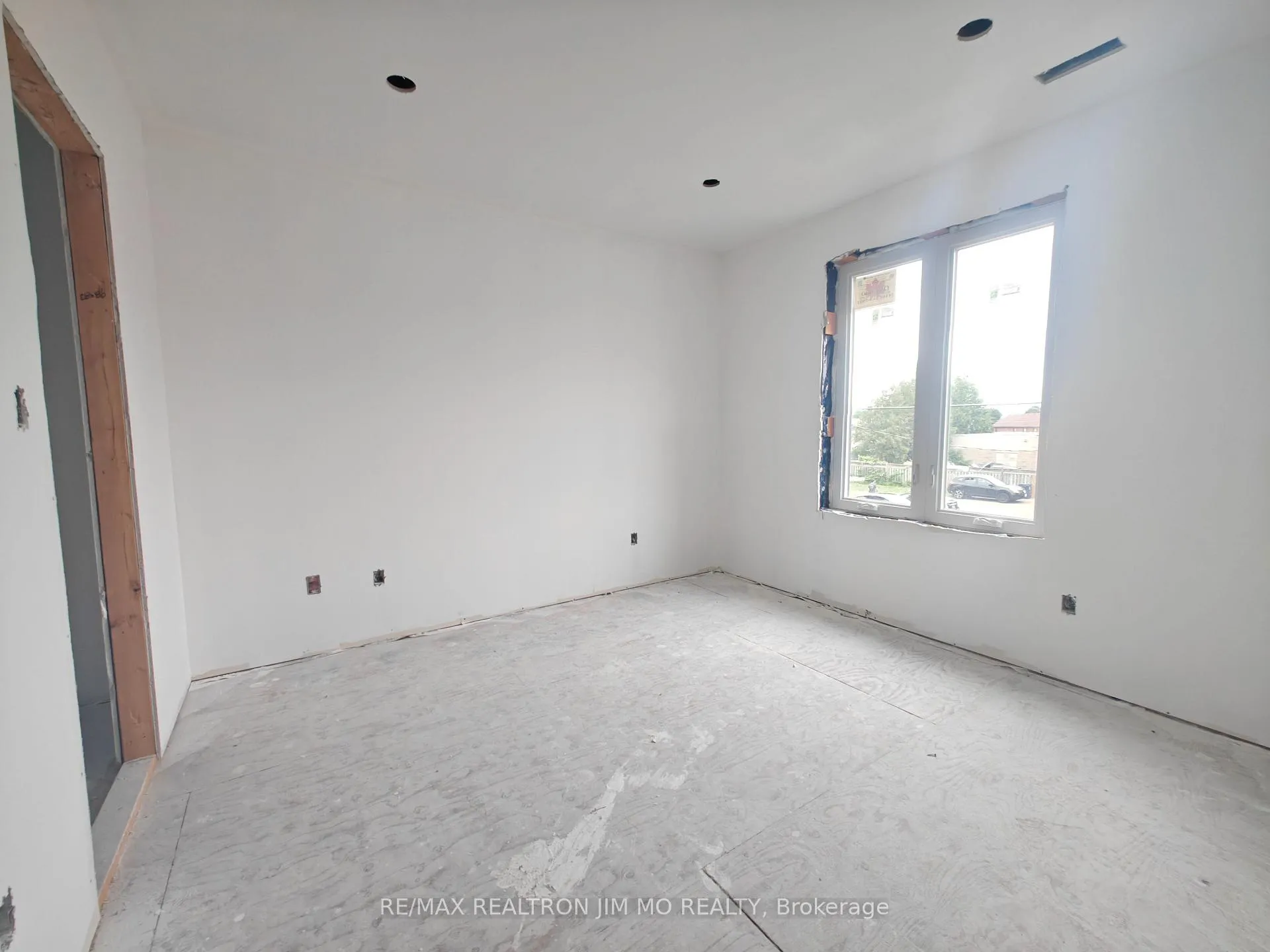 Photo 10 of 6 Cotton Avenue, Scarborough, Clairlea-Birchmount — HOMEH