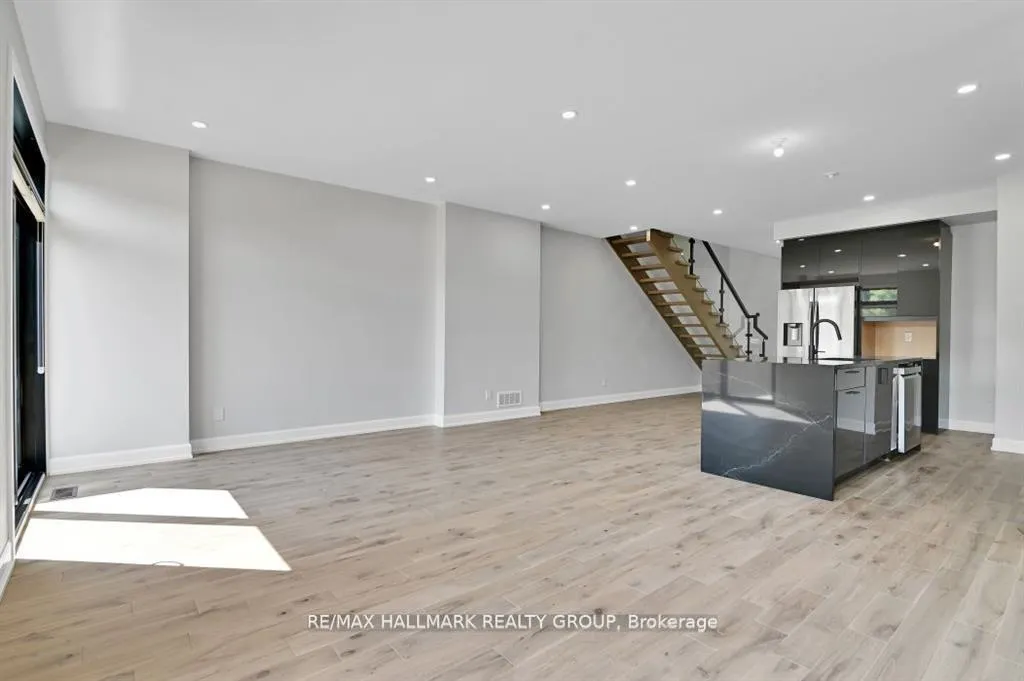 Photo 5 of Unit A, 457 Dawson Avenue, Ottawa, Westboro/Hampton Park — HOMEH