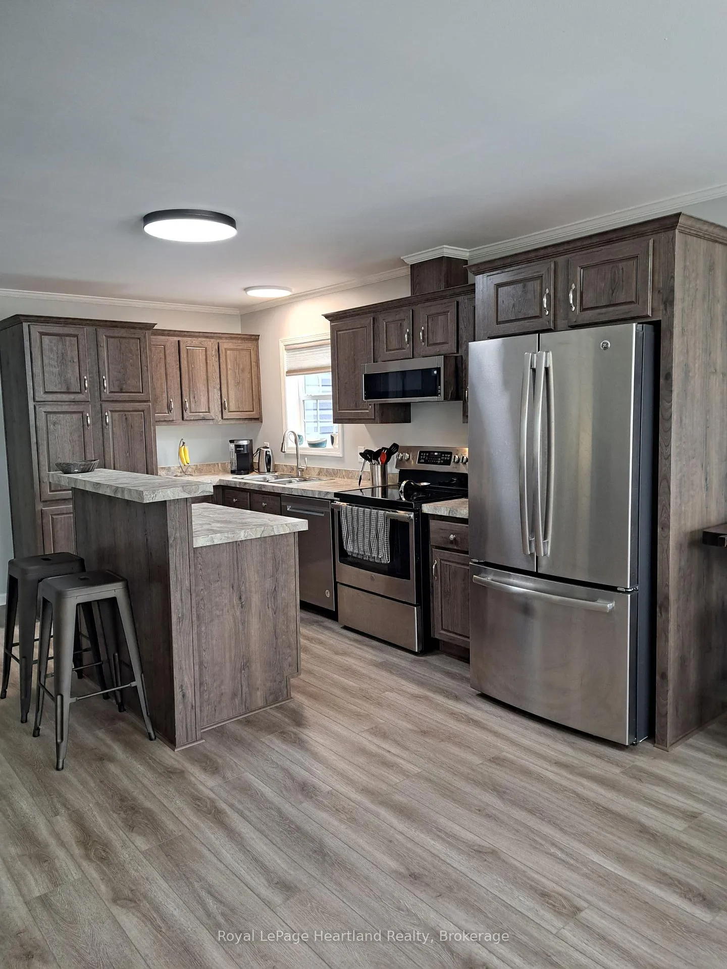 Photo 3 of 38 Bond Street, Strathroy-Caradoc, SE — HOMEH