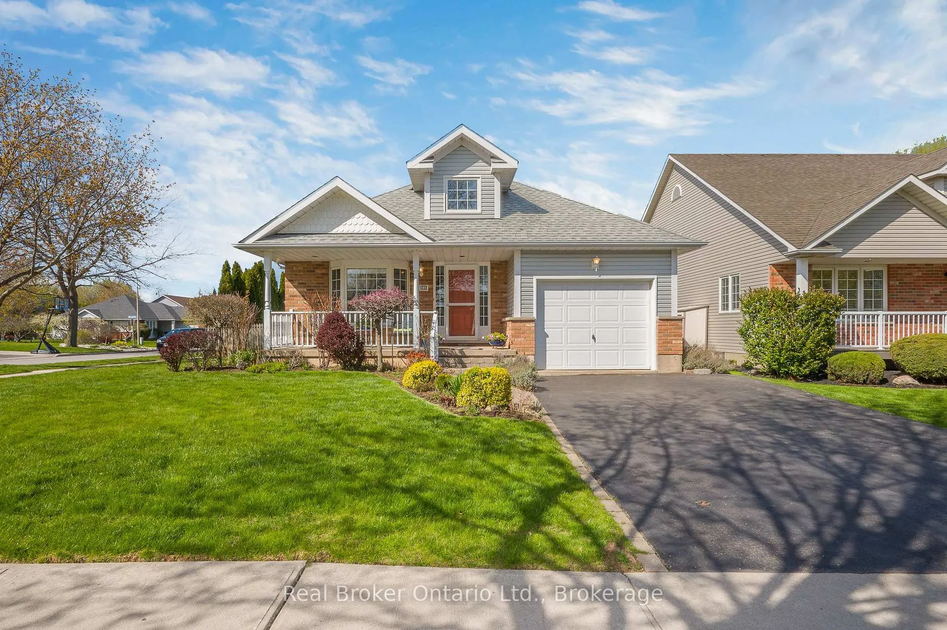 Photo 2 of 34 Margaret Avenue, Grimsby, Grimsby Beach — HOMEH