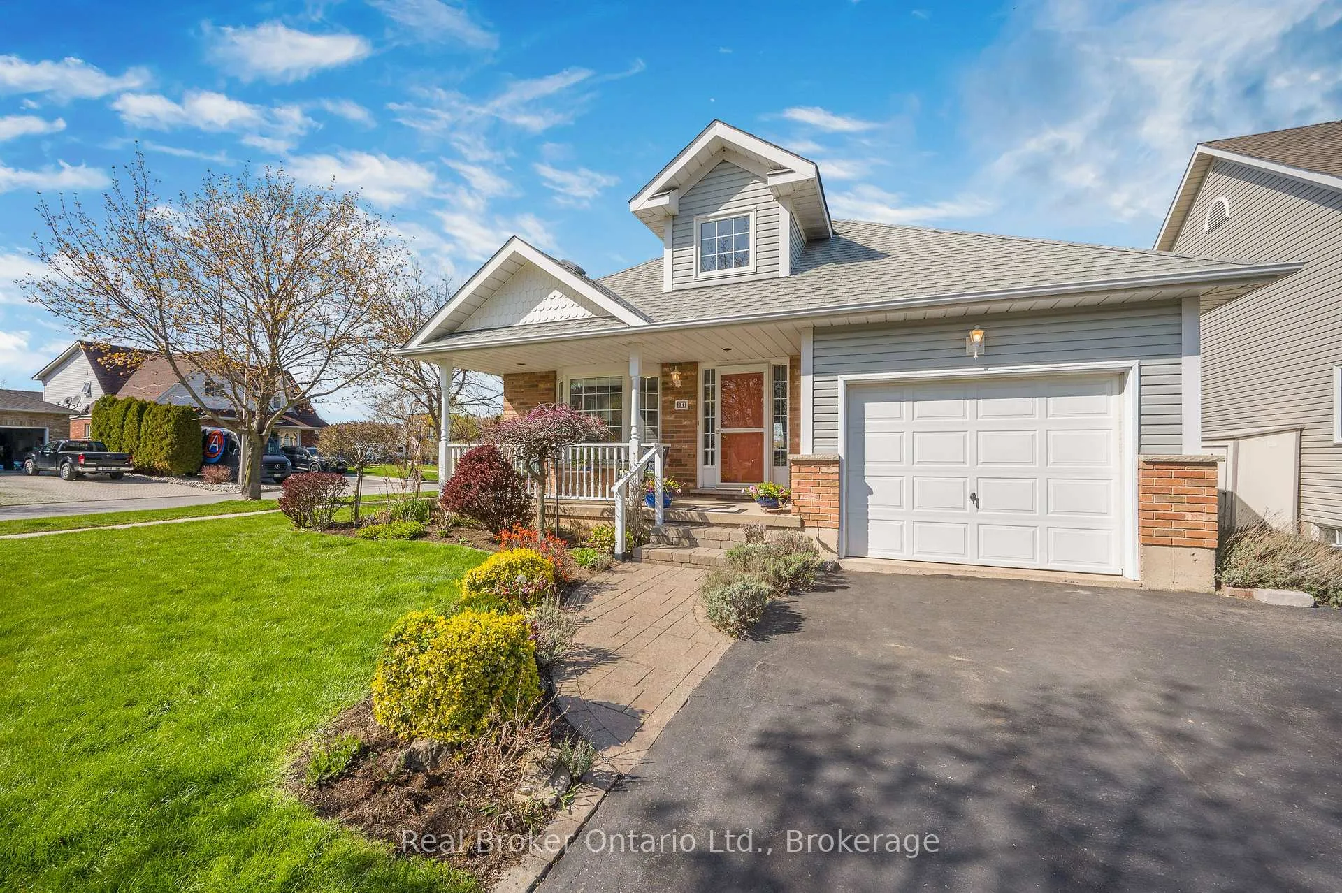 Photo 4 of 34 Margaret Avenue, Grimsby, Grimsby Beach — HOMEH