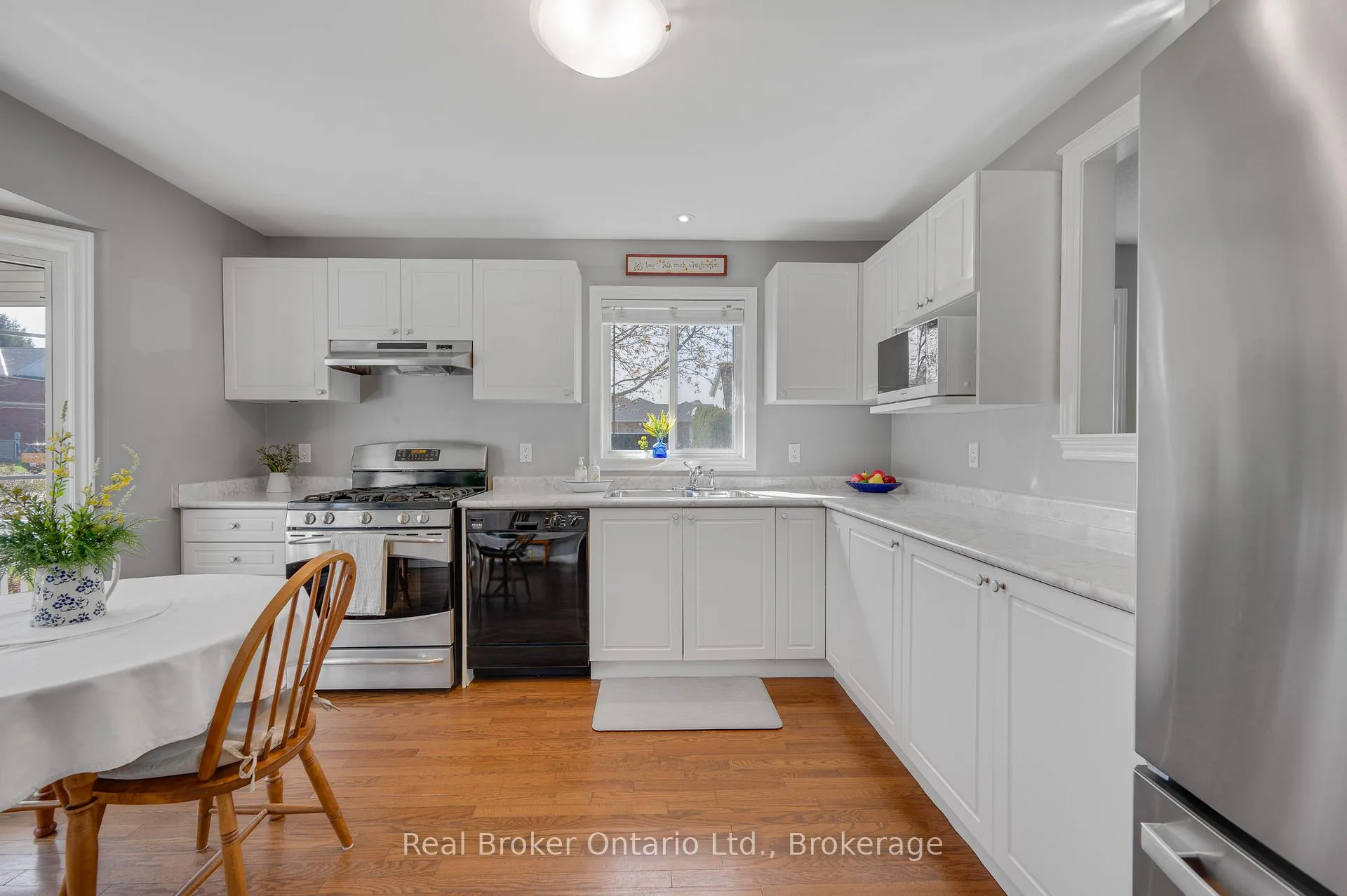 Photo 8 of 34 Margaret Avenue, Grimsby, Grimsby Beach — HOMEH