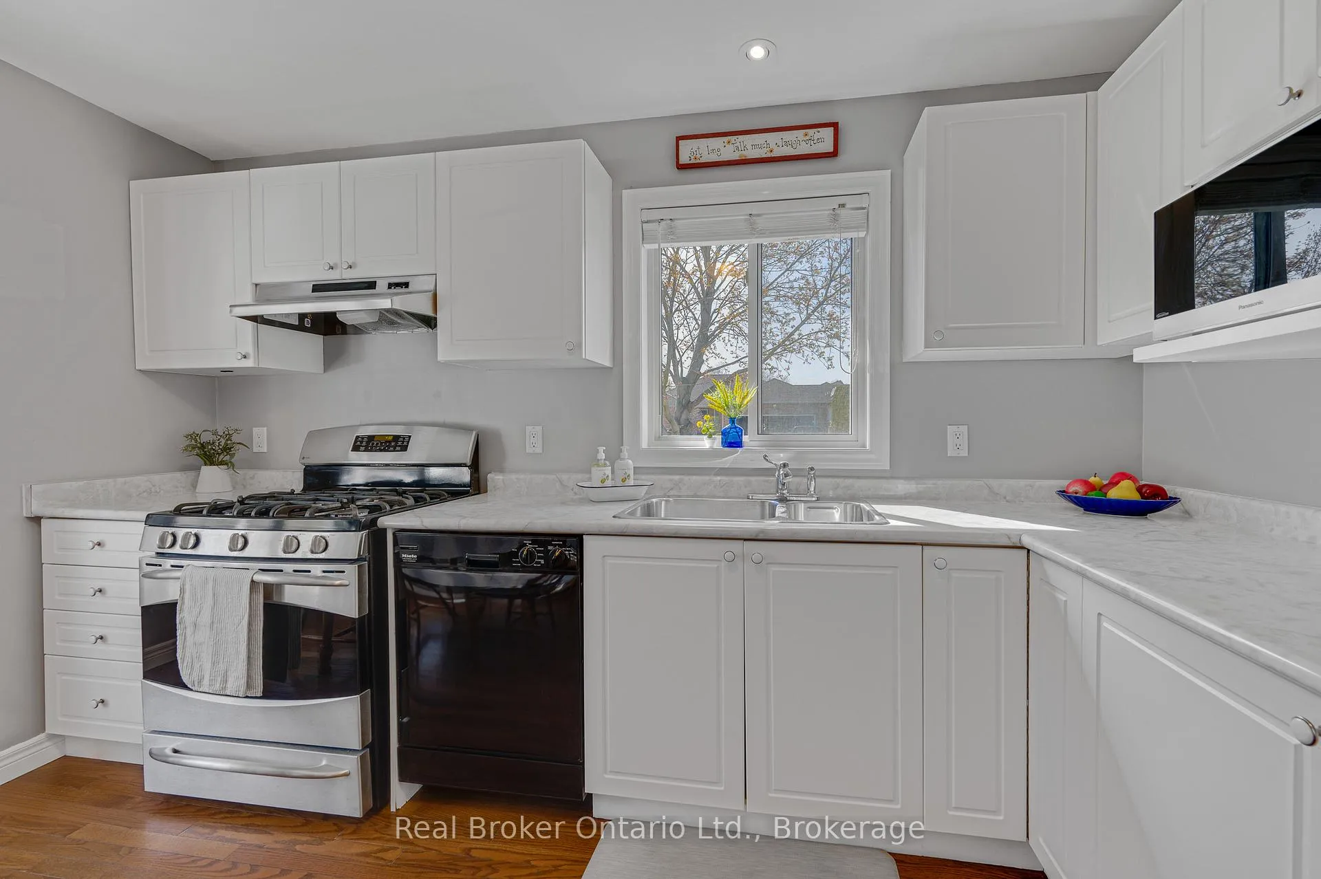 Photo 11 of 34 Margaret Avenue, Grimsby, Grimsby Beach — HOMEH