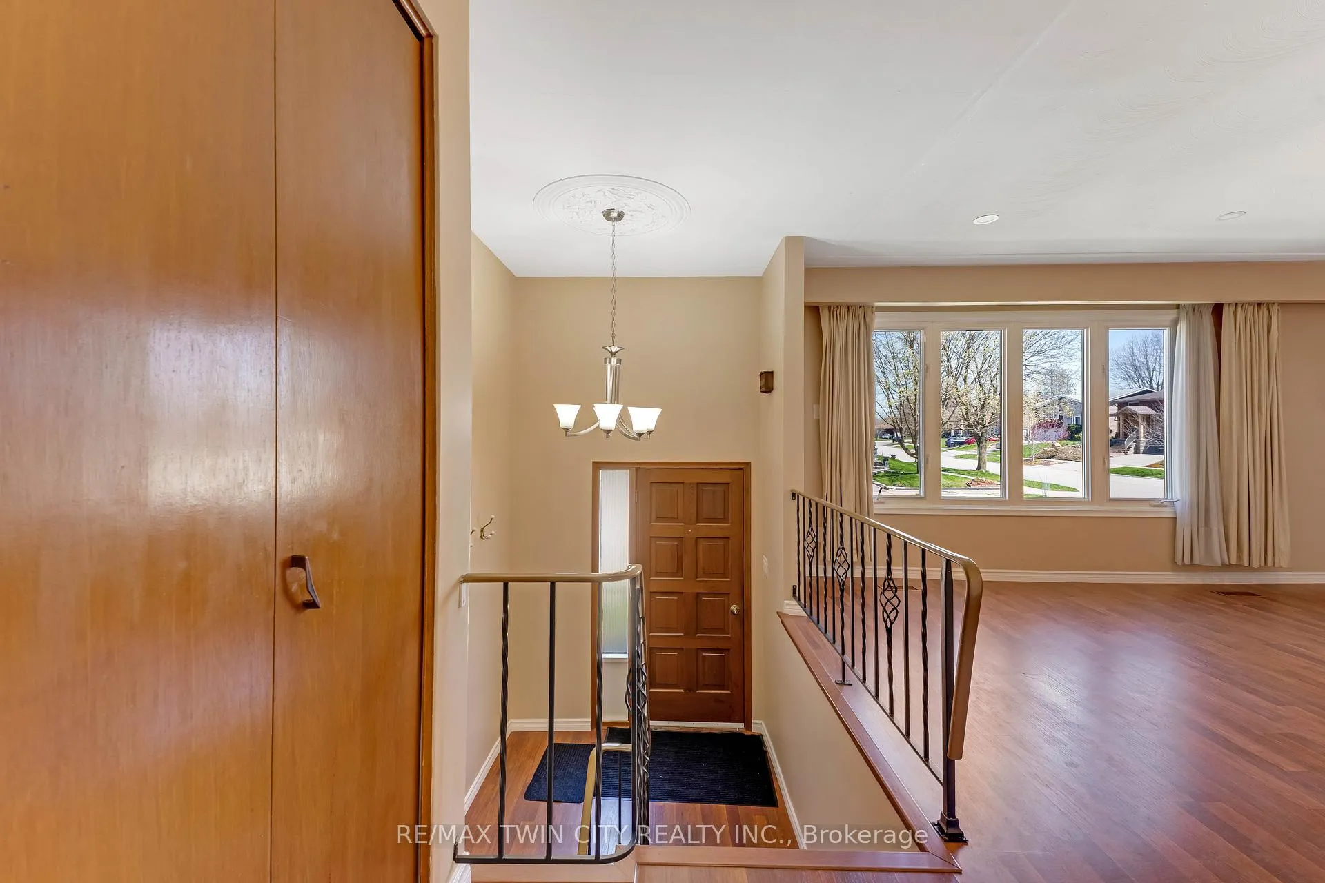 Photo 4 of 402 Lakeview Drive, Waterloo, Lakeshore Village — HOMEH