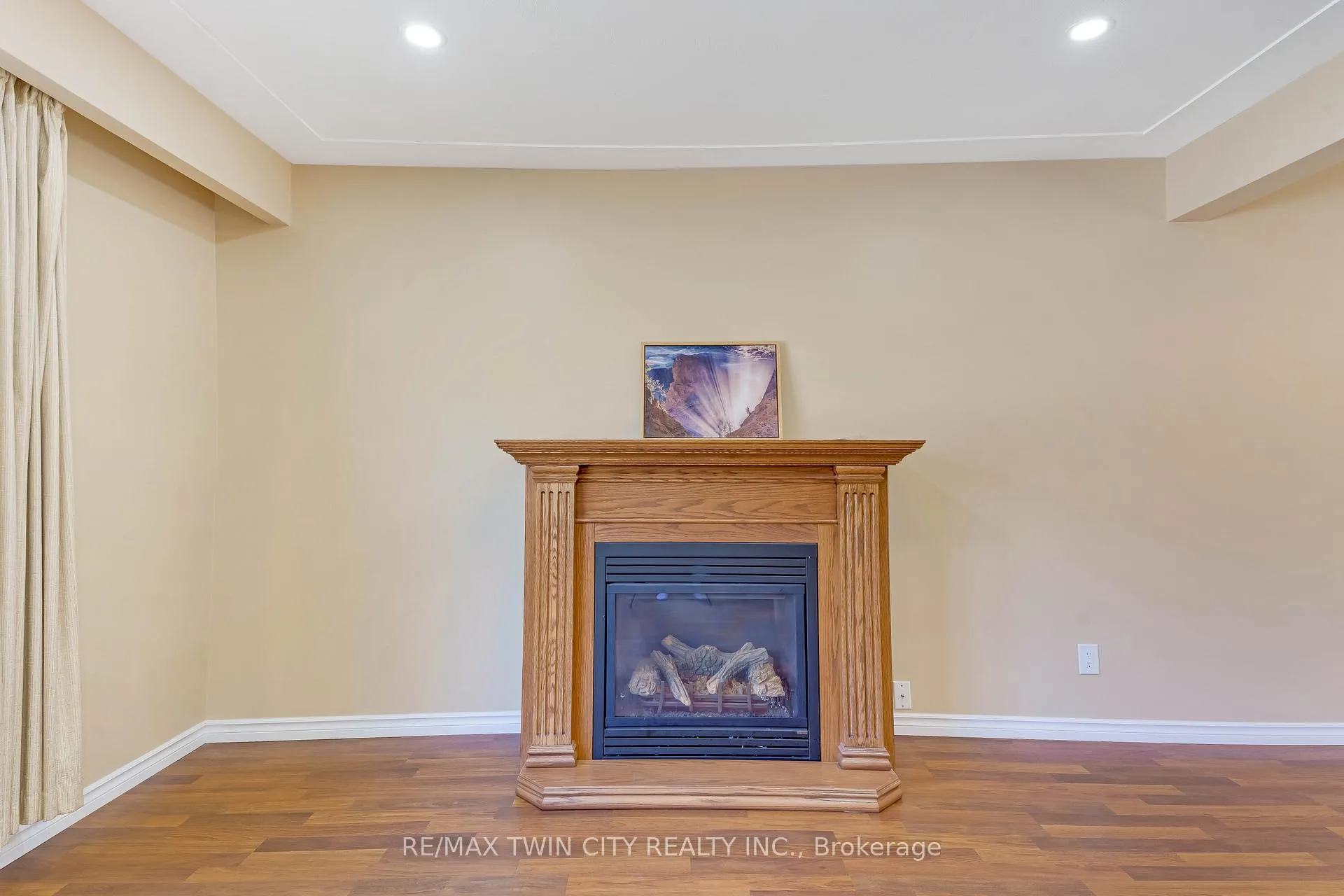 Photo 5 of 402 Lakeview Drive, Waterloo, Lakeshore Village — HOMEH