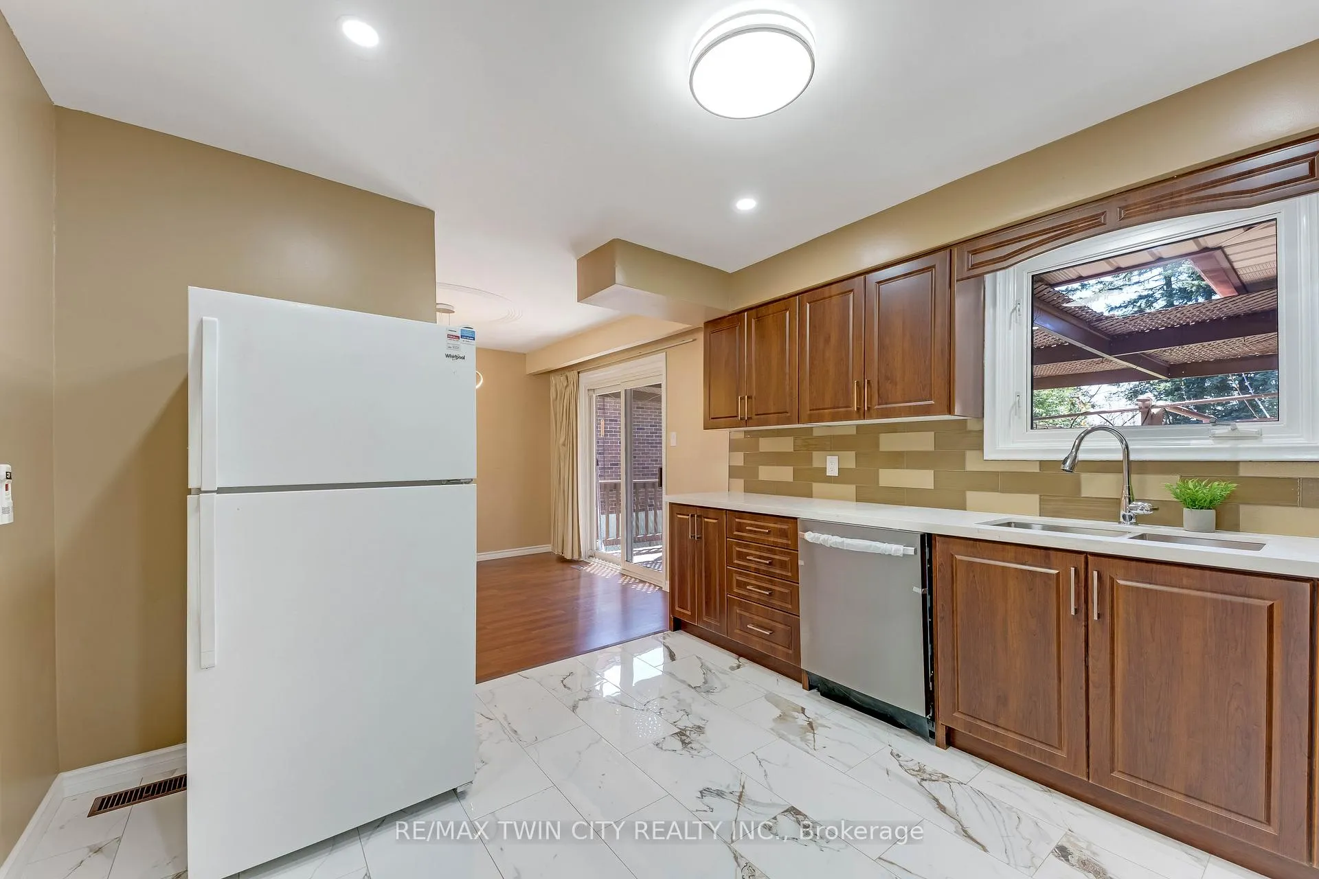 Photo 10 of 402 Lakeview Drive, Waterloo, Lakeshore Village — HOMEH