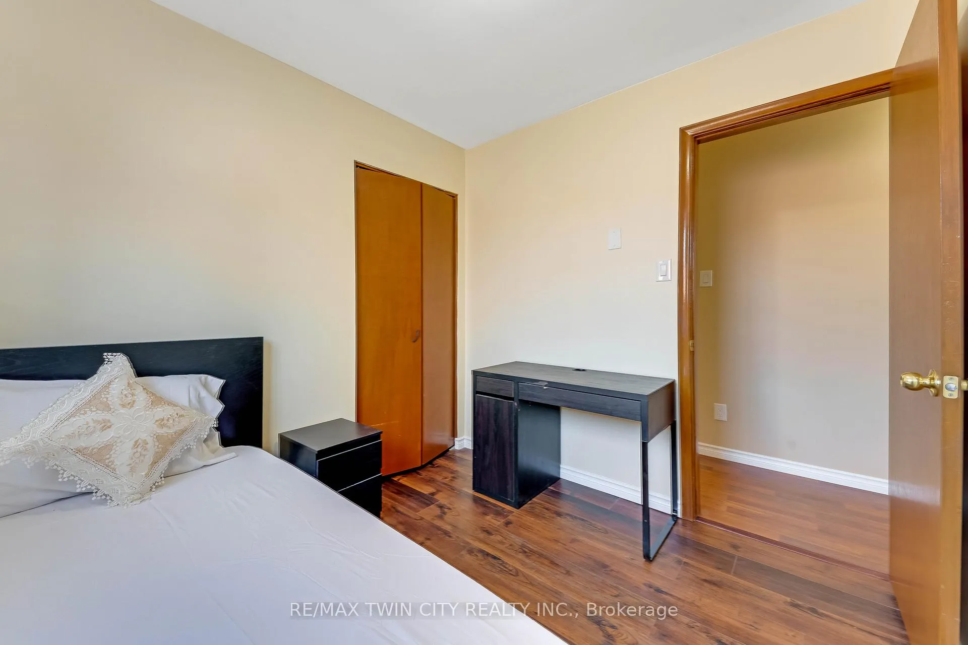 Photo 14 of 402 Lakeview Drive, Waterloo, Lakeshore Village — HOMEH