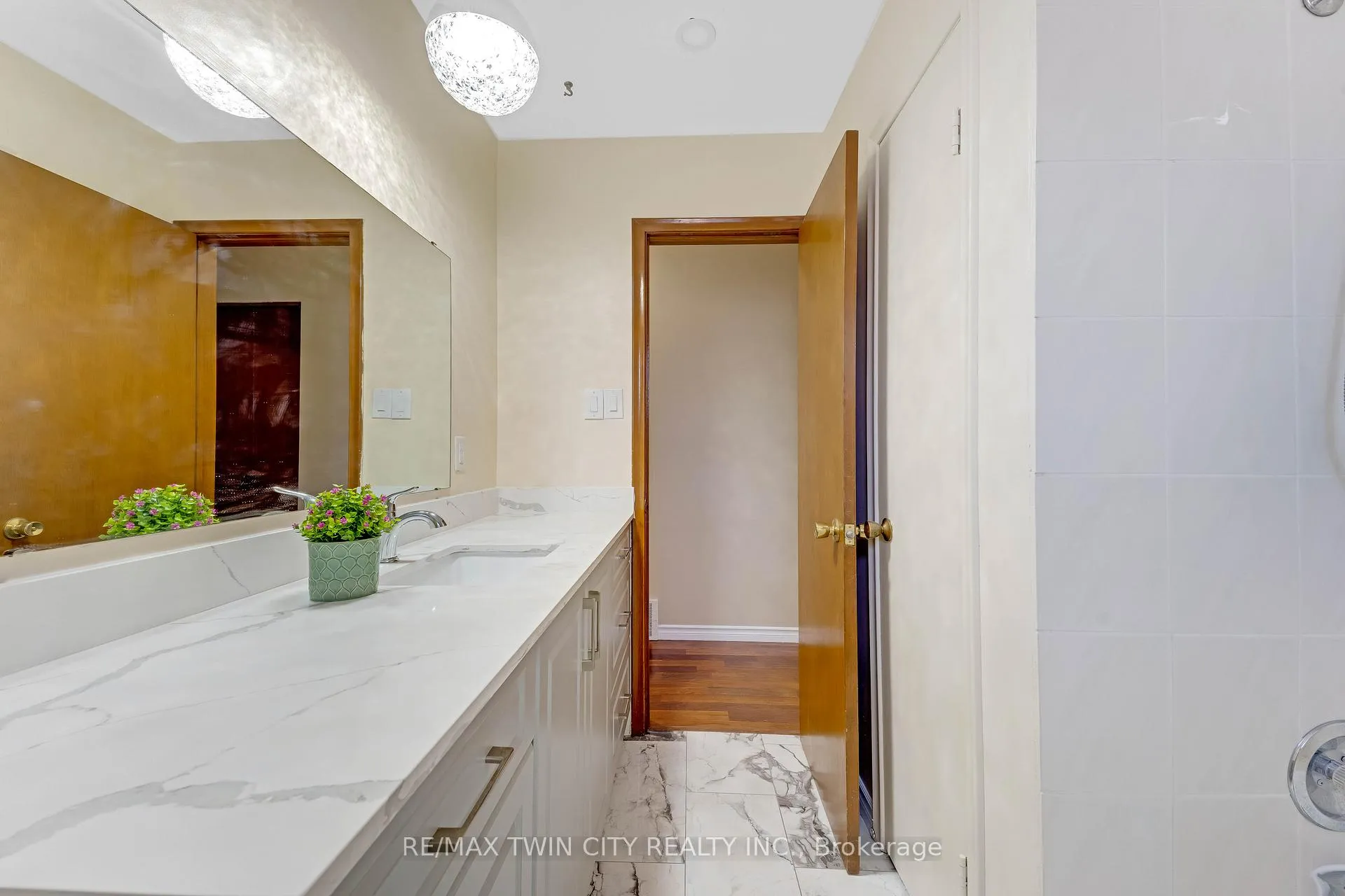 Photo 17 of 402 Lakeview Drive, Waterloo, Lakeshore Village — HOMEH