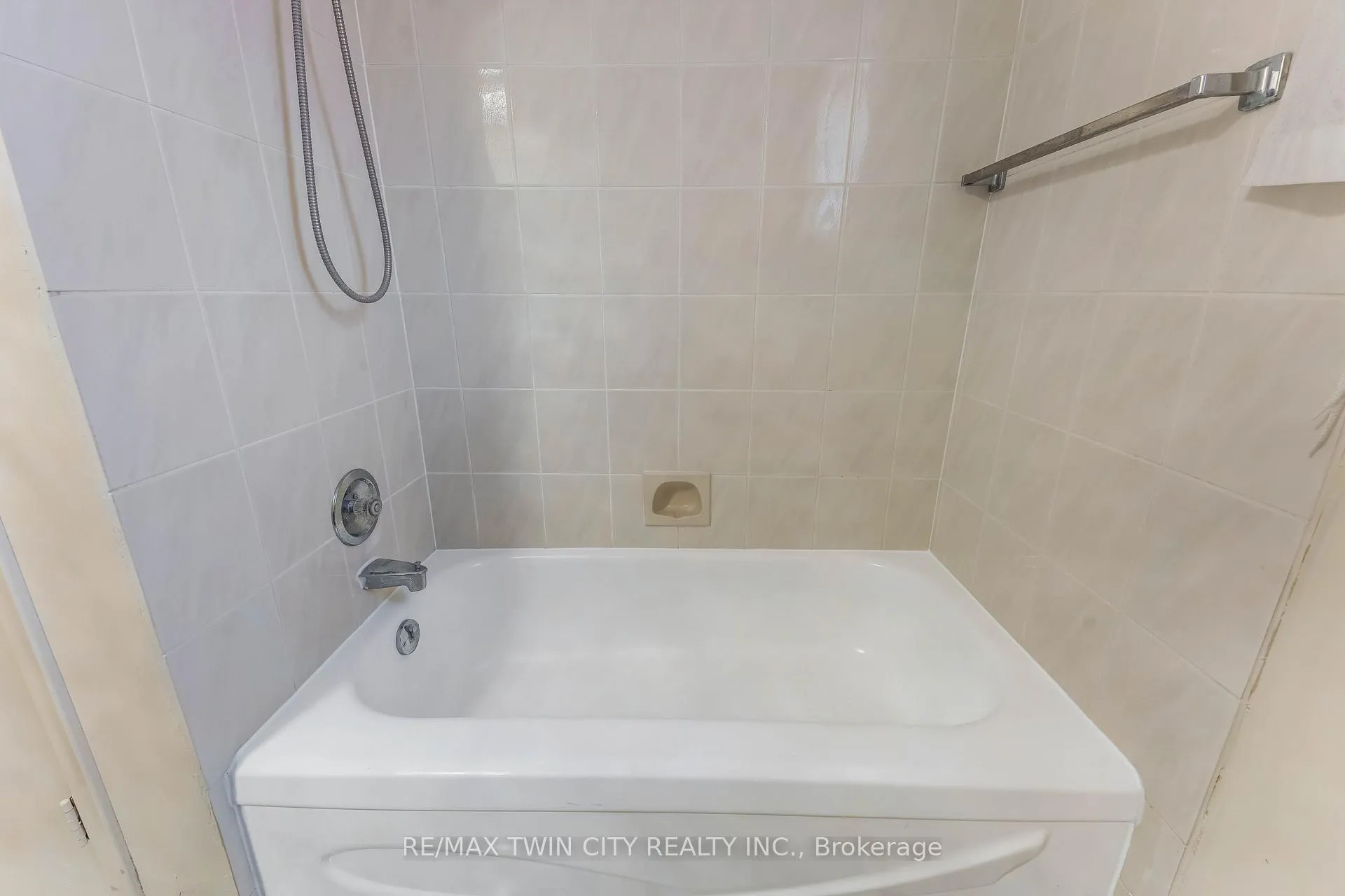 Photo 18 of 402 Lakeview Drive, Waterloo, Lakeshore Village — HOMEH