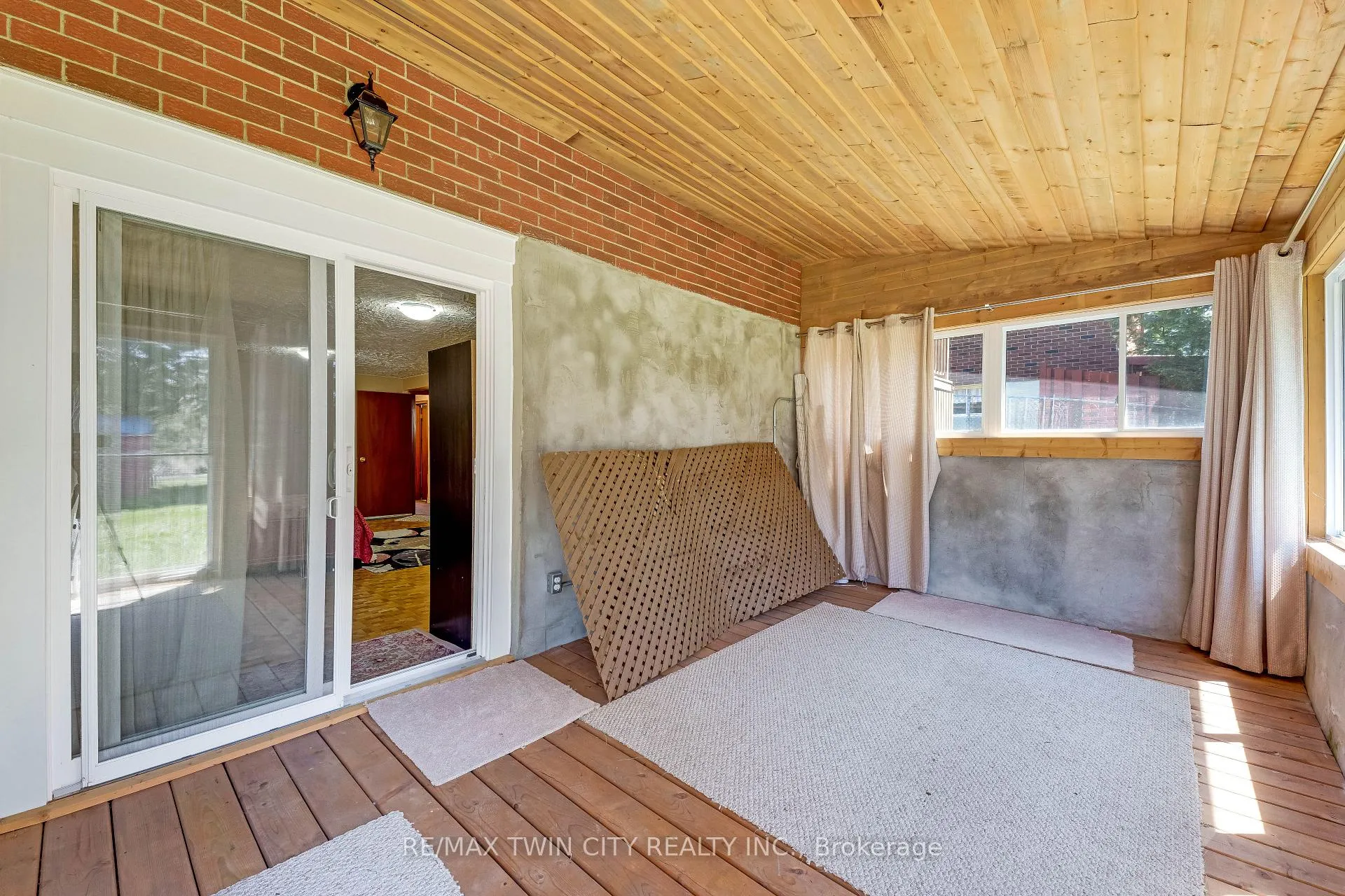 Photo 32 of 402 Lakeview Drive, Waterloo, Lakeshore Village — HOMEH