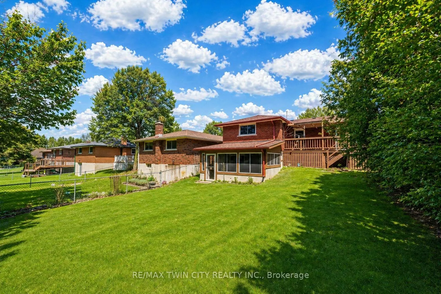 Photo 38 of 402 Lakeview Drive, Waterloo, Lakeshore Village — HOMEH