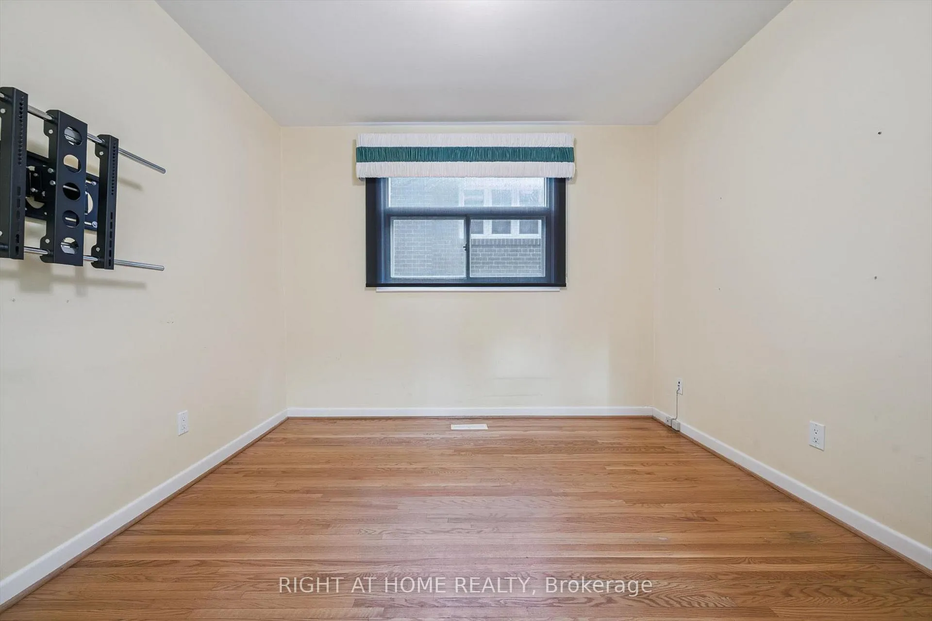 Photo 27 of 67 Manorhampton Drive, Etobicoke, Willowridge-Martingrove-Richview — HOMEH