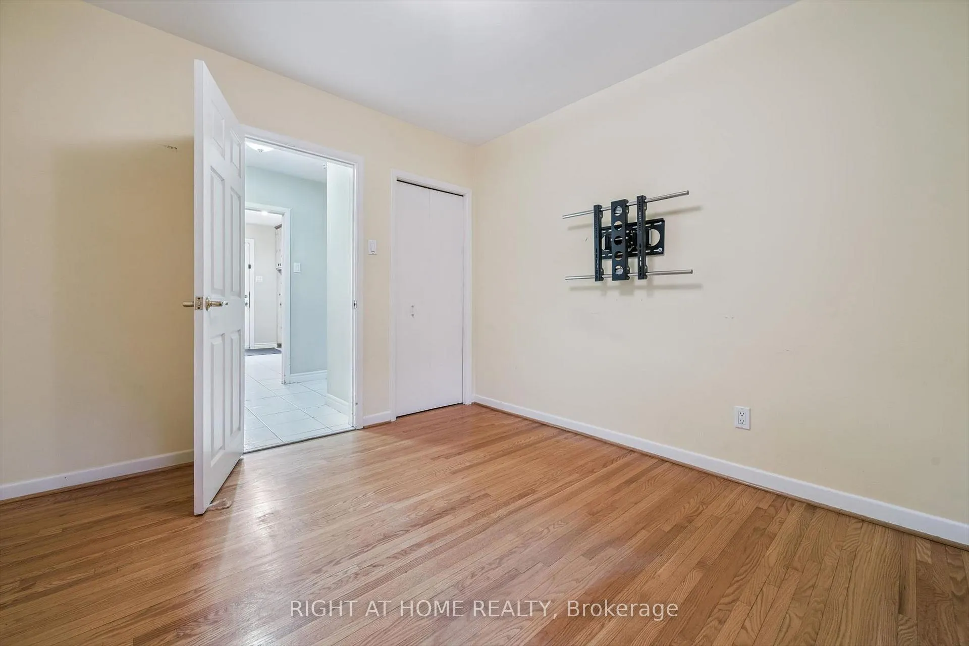 Photo 28 of 67 Manorhampton Drive, Etobicoke, Willowridge-Martingrove-Richview — HOMEH