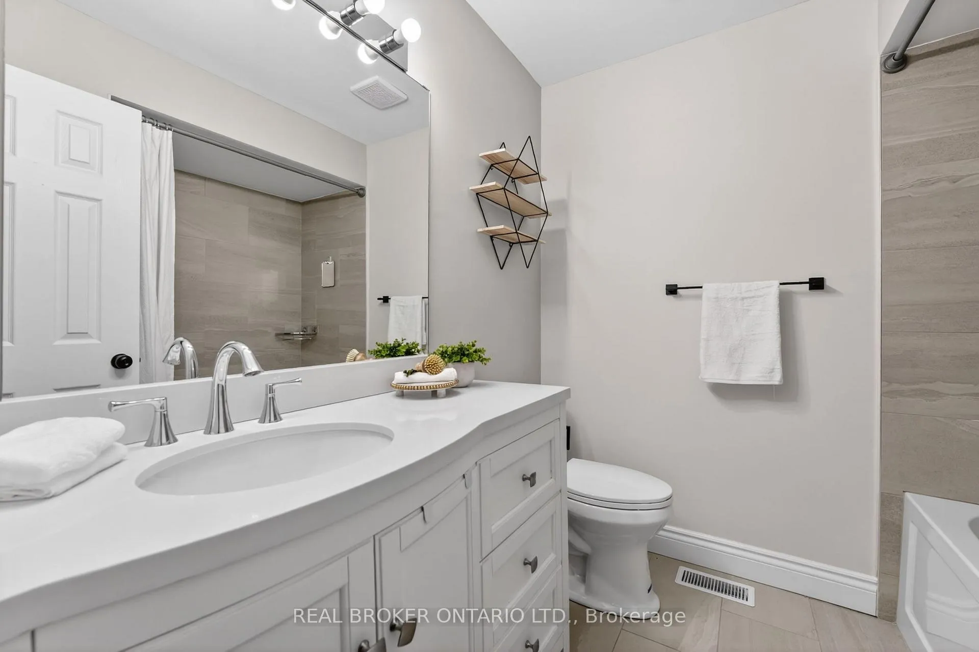 Photo 26 of 62 Moore Crescent, Hamilton, Ancaster — HOMEH