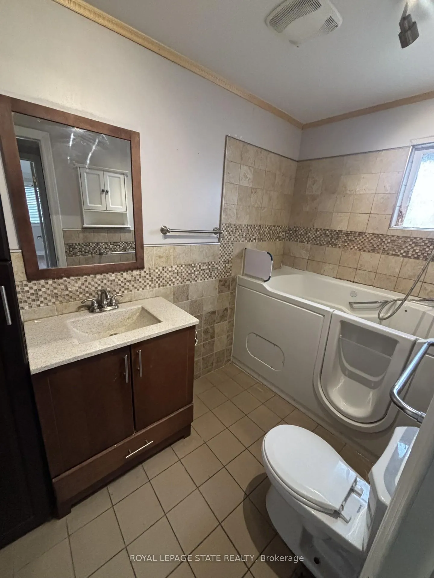 Photo 3 of 205 Ivon Avenue, Hamilton, Normanhurst — HOMEH