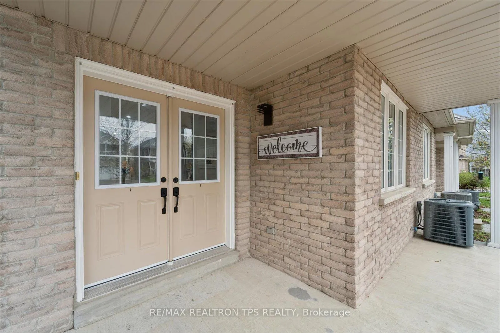 Photo 3 of 263 Sprucewood Crescent, Clarington, Bowmanville — HOMEH