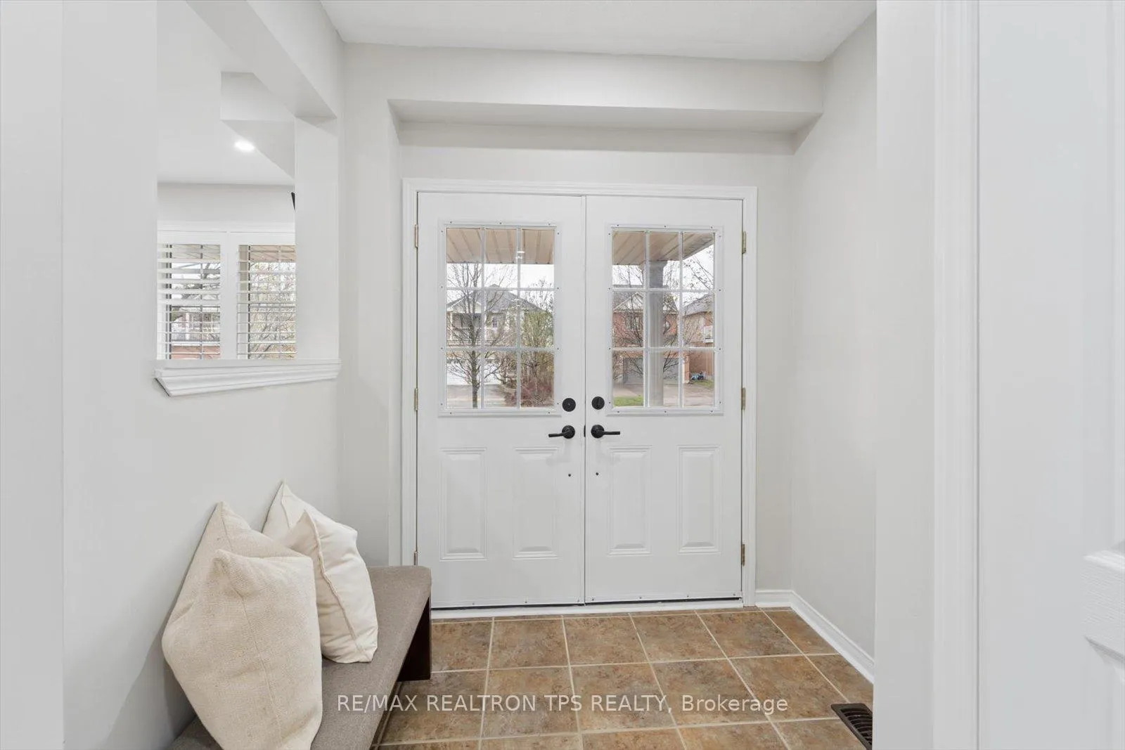 Photo 4 of 263 Sprucewood Crescent, Clarington, Bowmanville — HOMEH